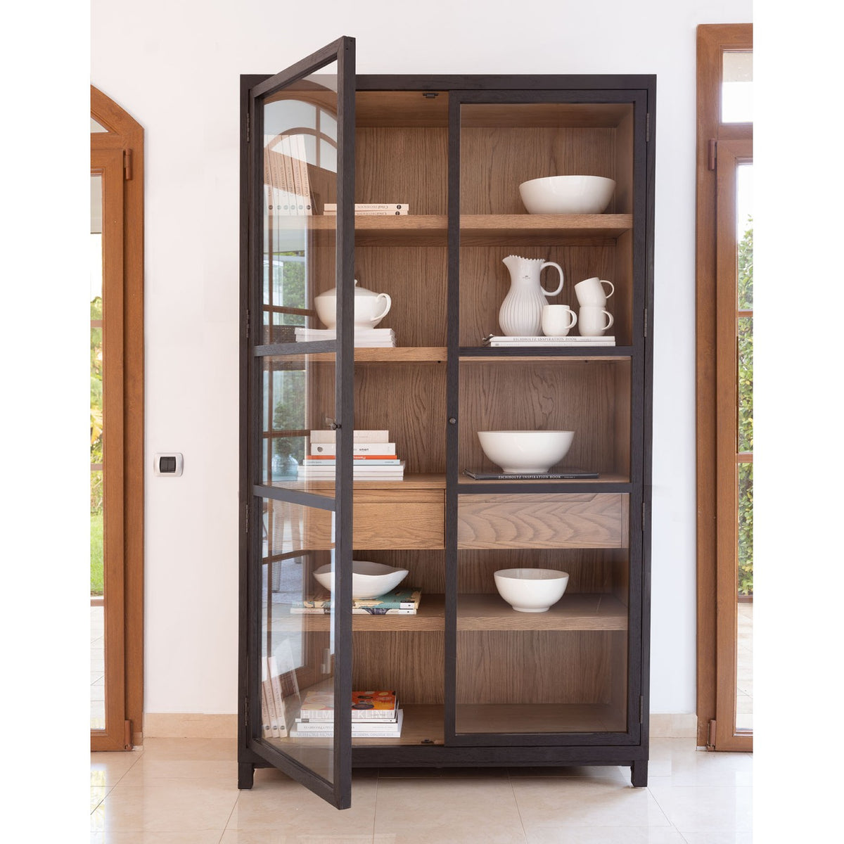 Armario de roble oscuro con puertas de cristal Lipsi