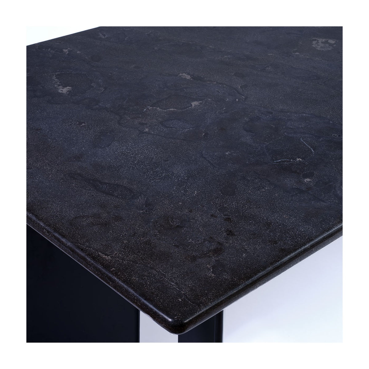 Mesa de comedor de piedra oscura y metal negro Chenini