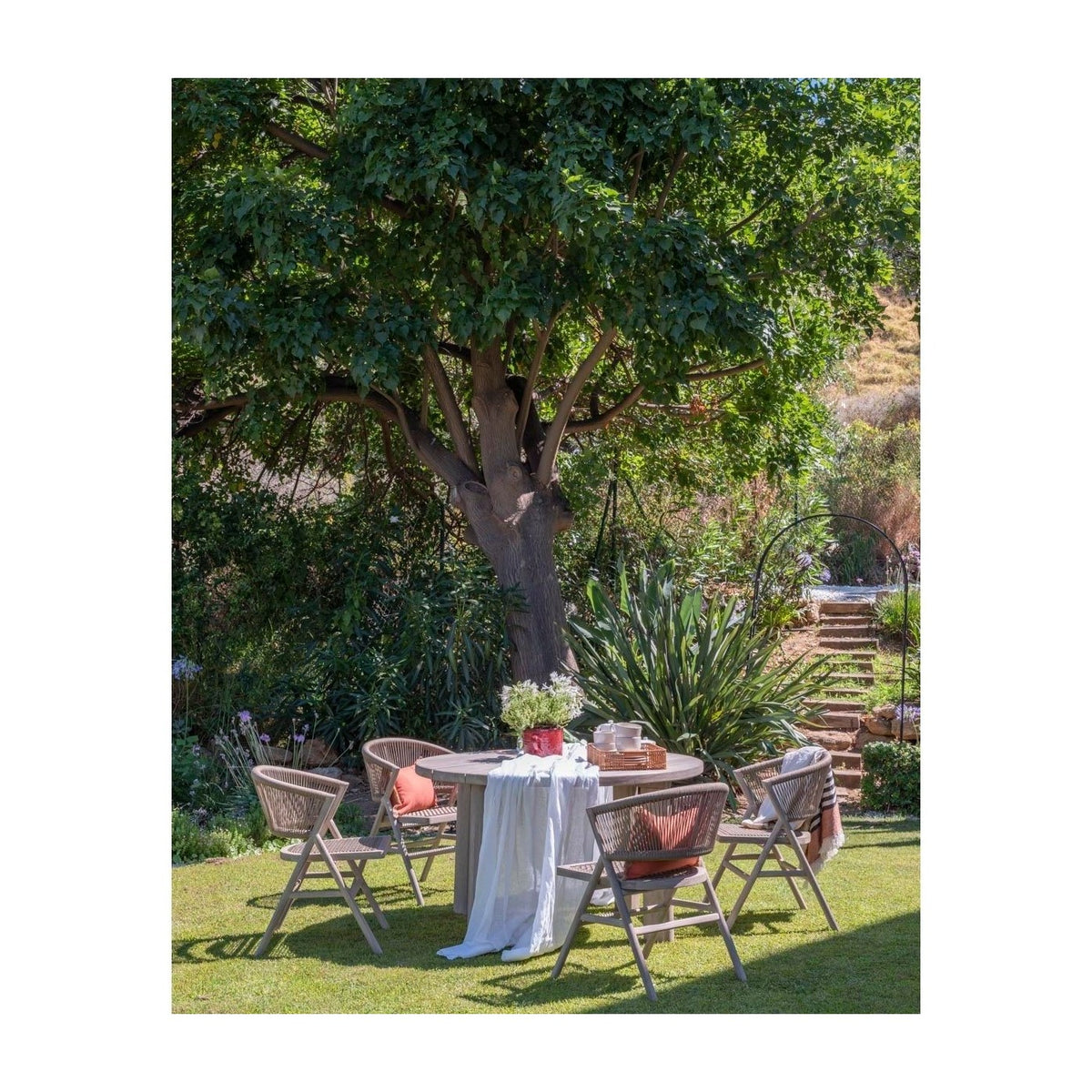 Silla de exterior de teca blanqueada y cuerda camel Antiparos