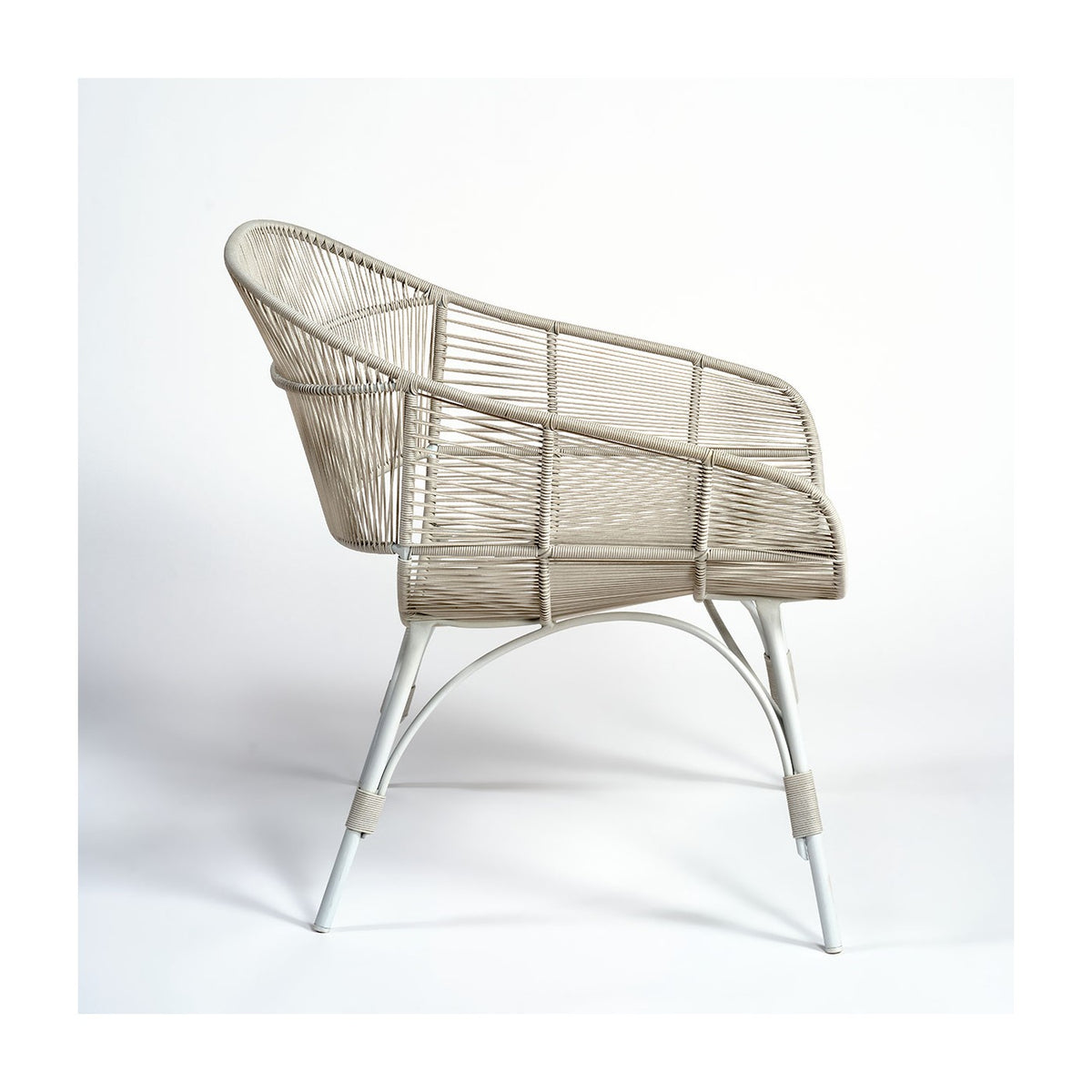 Sillón de exterior de resina y metal gris piedra Loutro