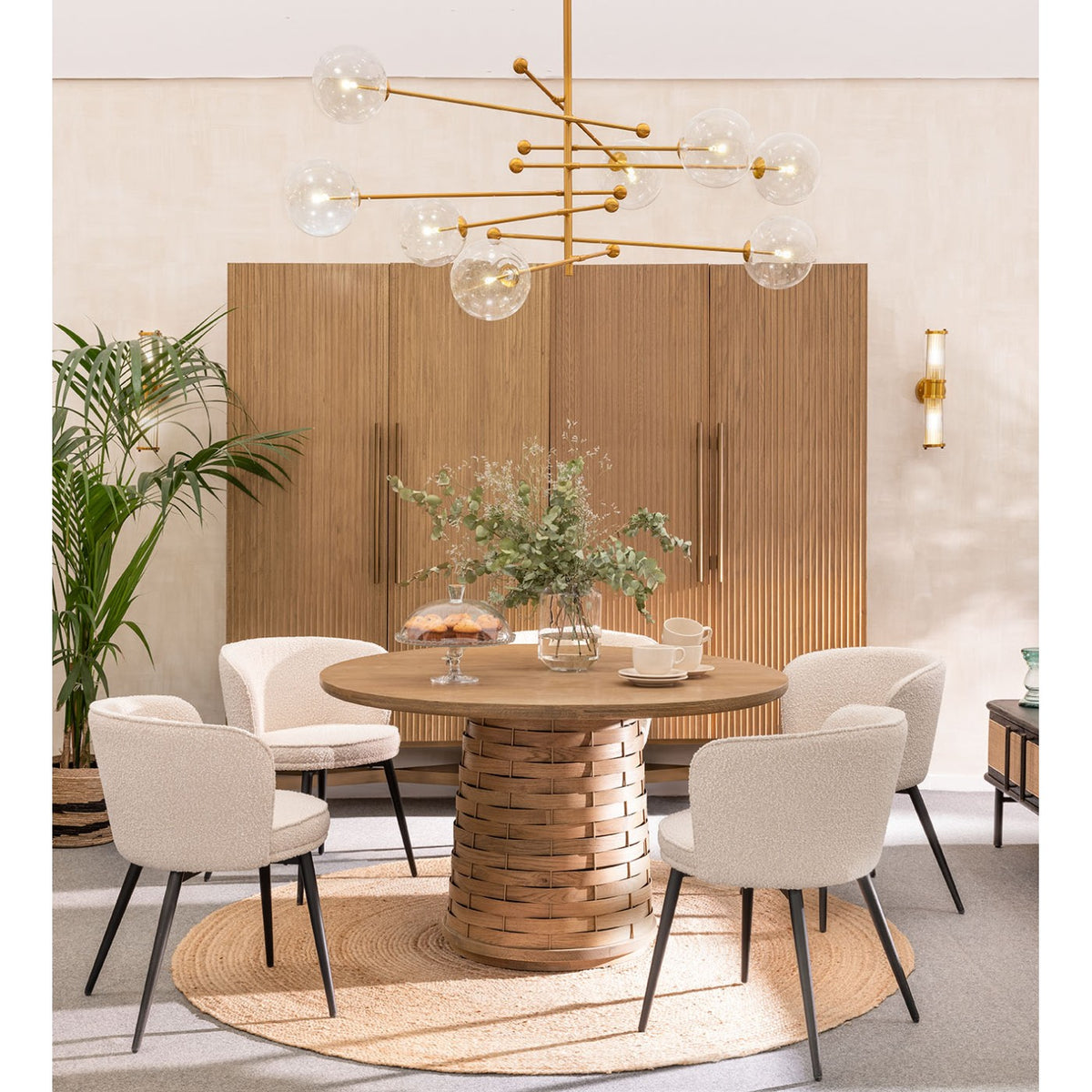 Mesa de comedor redonda con pie en relieve Aigues