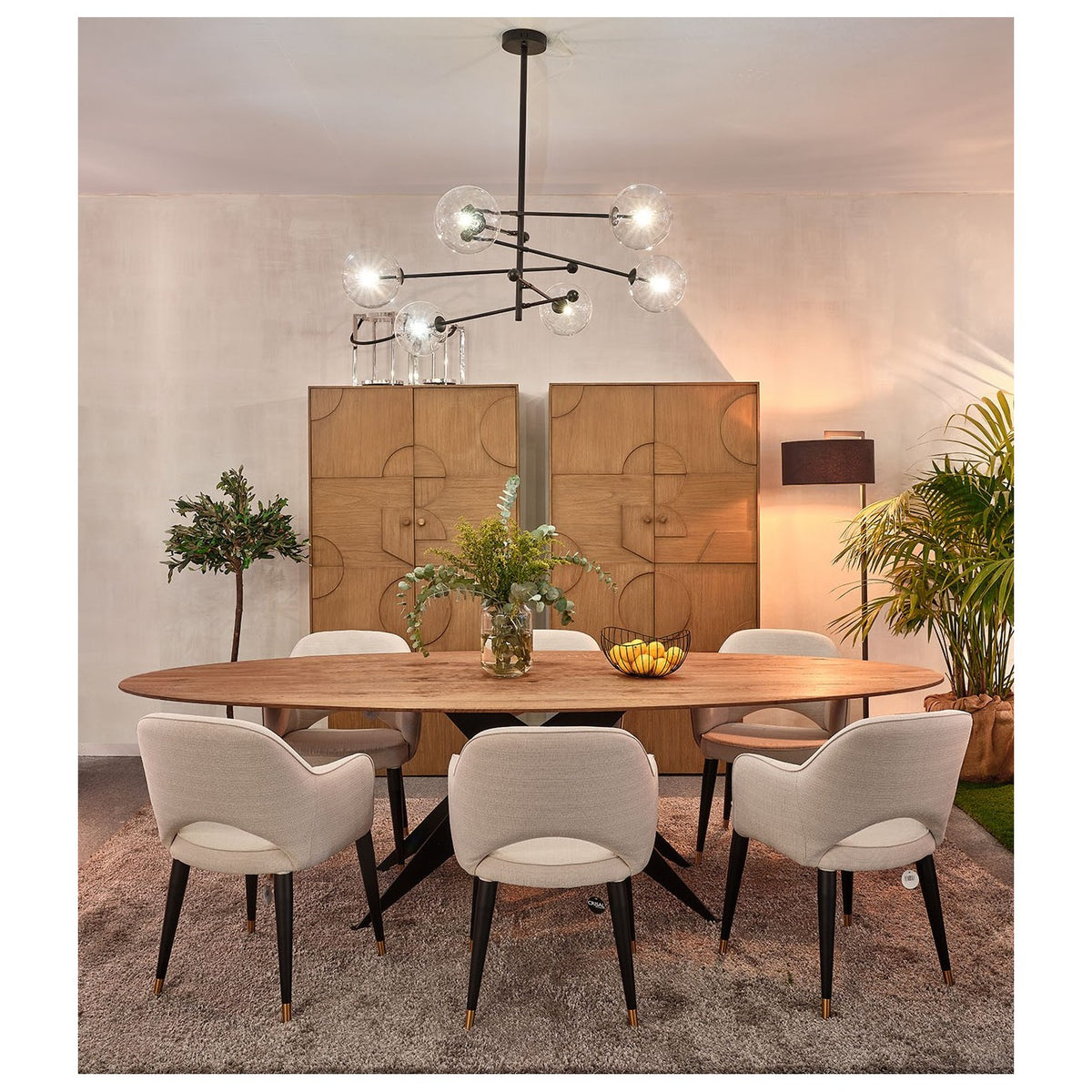 Sillón tapizado blanco roto con tapón dorado Funchal