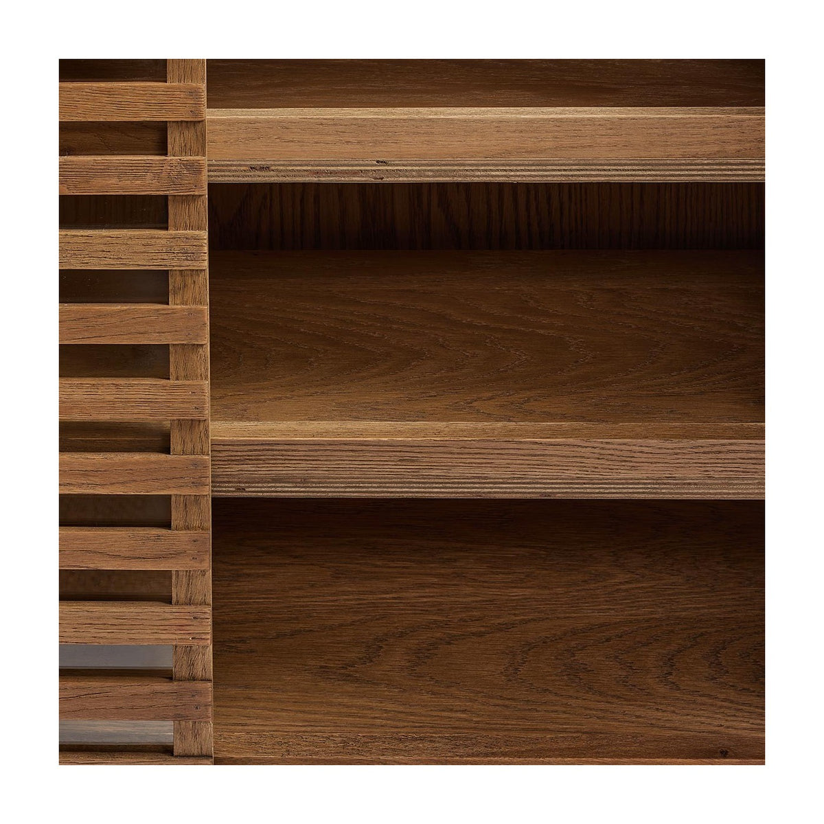 Zapatero de madera natural con puertas de palillería Carvoeiro