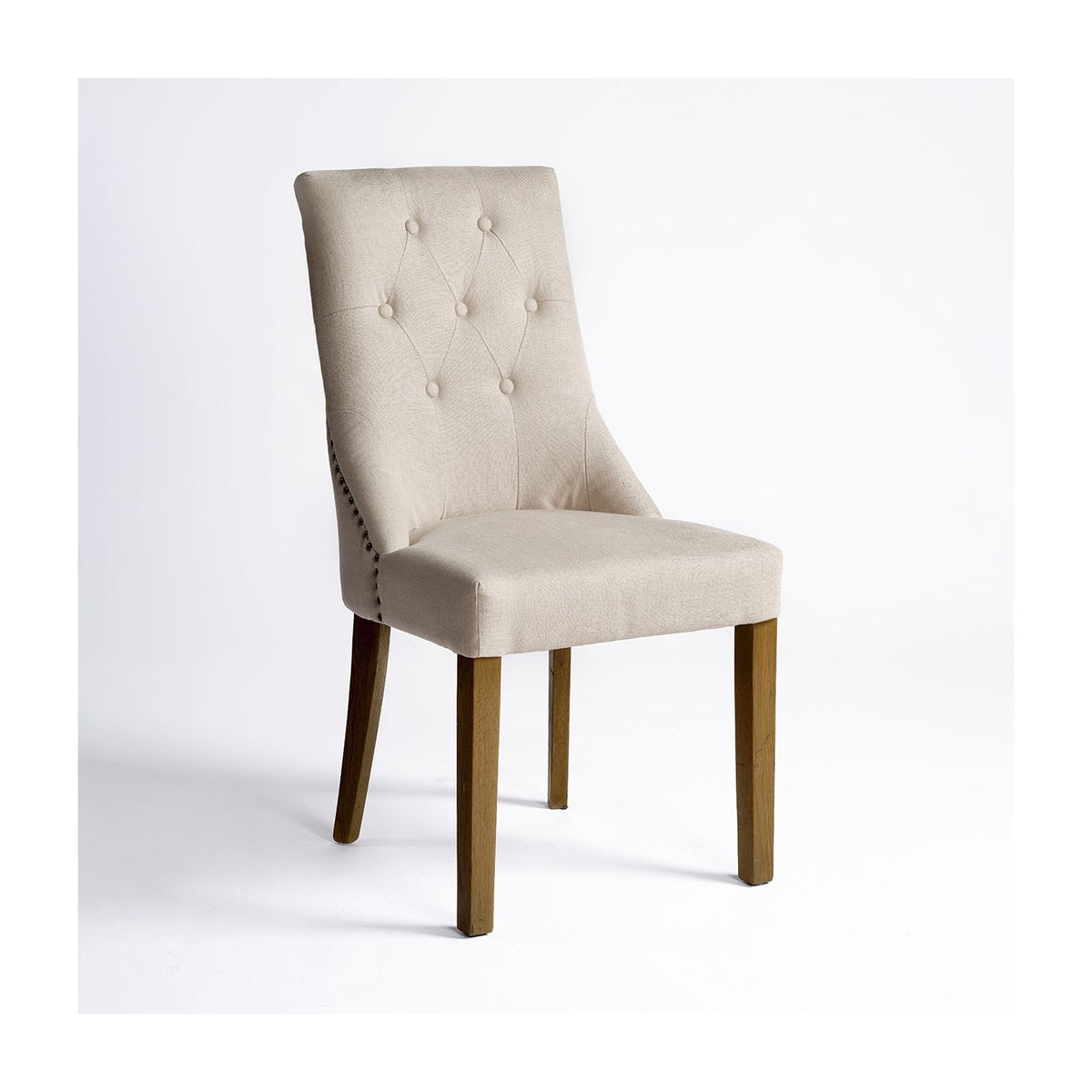 Silla de lino y roble con tachuelas Benalauría