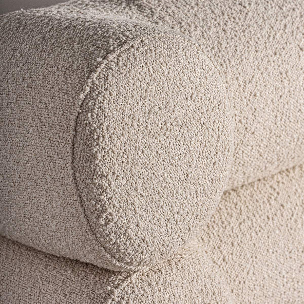 Cama de pino y bouclé Trebalúger
