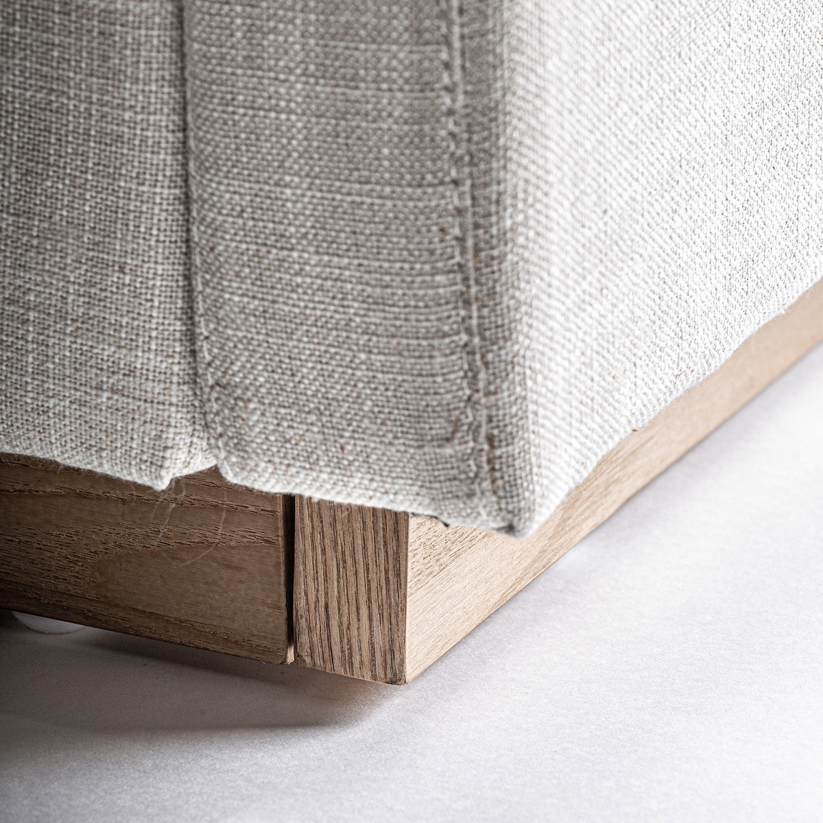 Cama tapizada gris Calobra