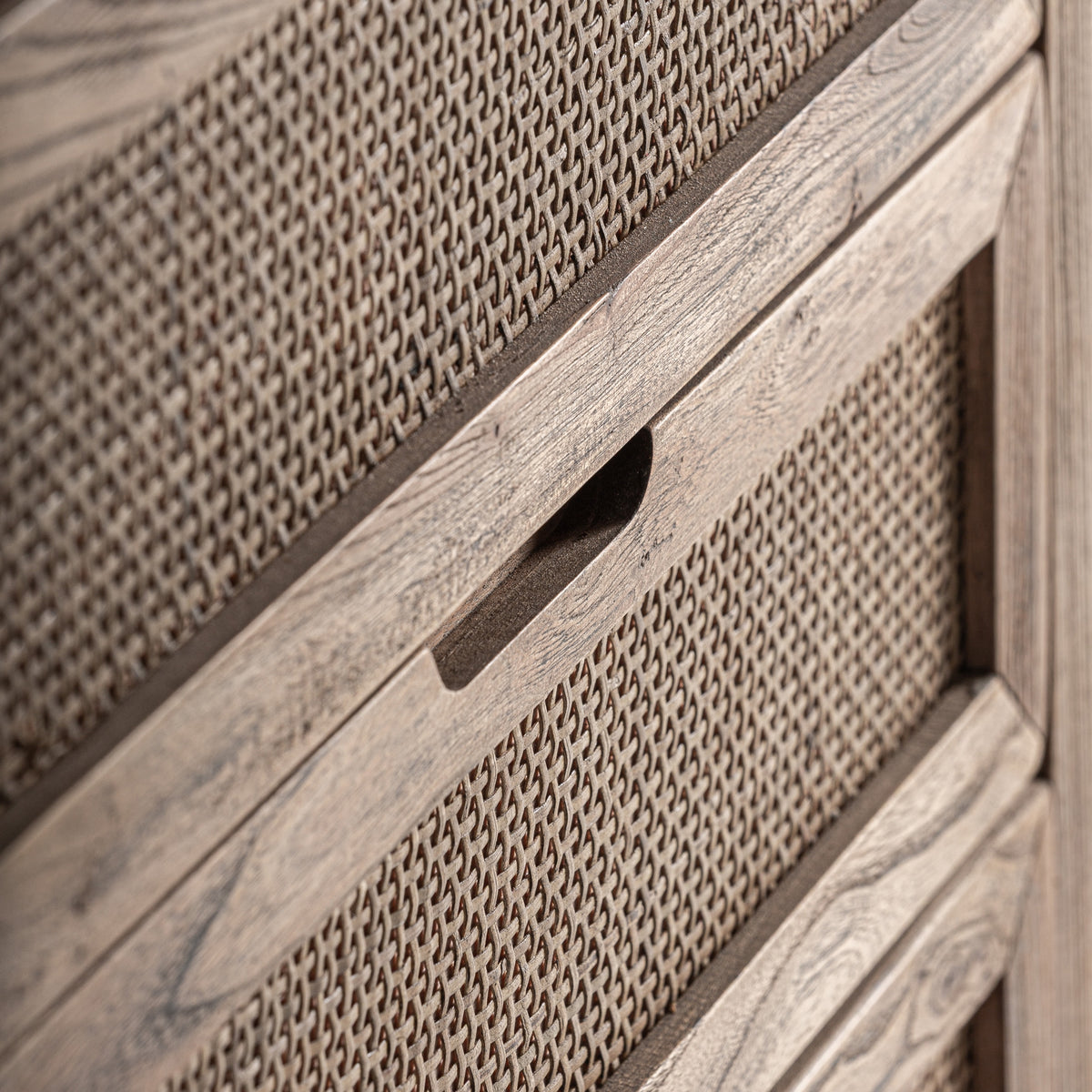Cómoda de madera de olmo y ratán Valldemossa