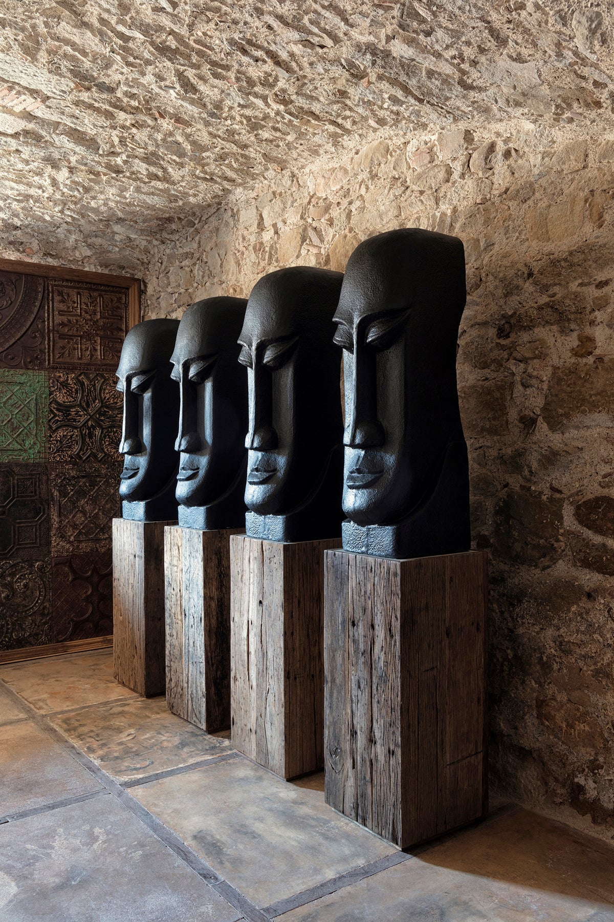 Escultura de cemento negro Sfakia