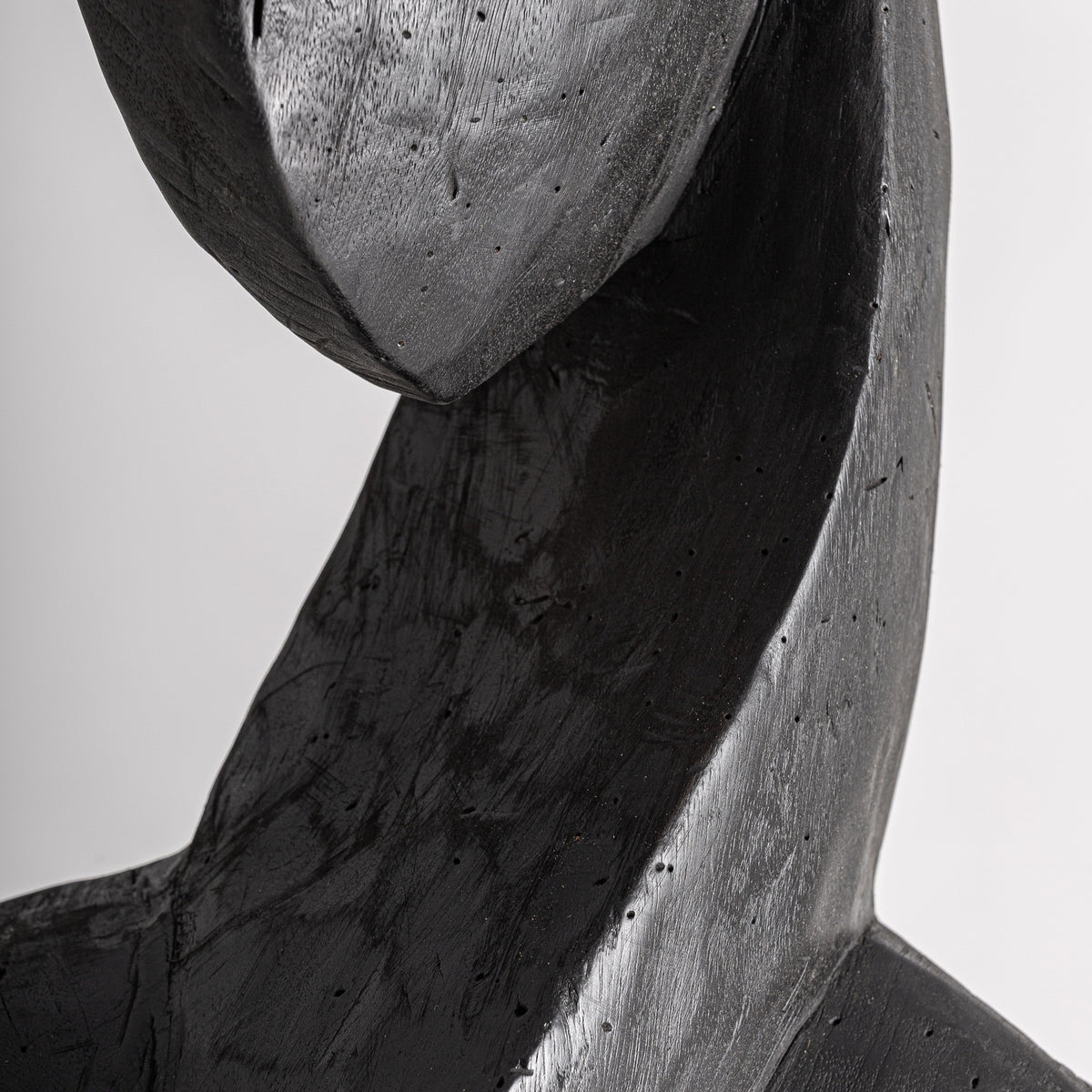 Escultura de pie de madera de suar negra Anogia