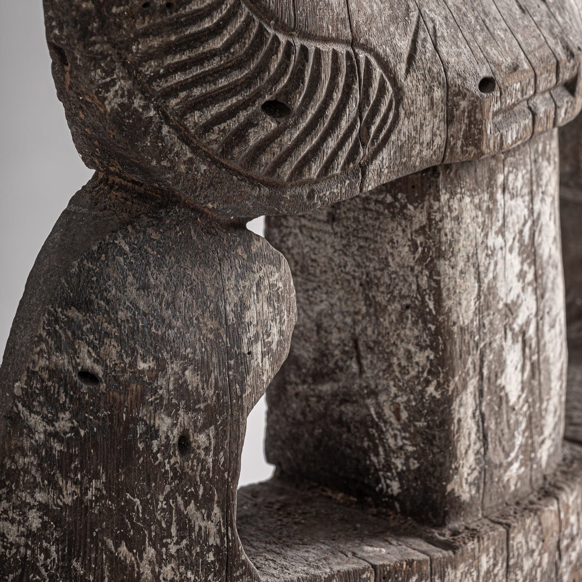 Escultura de pie de madera suar y hierro Karpathos