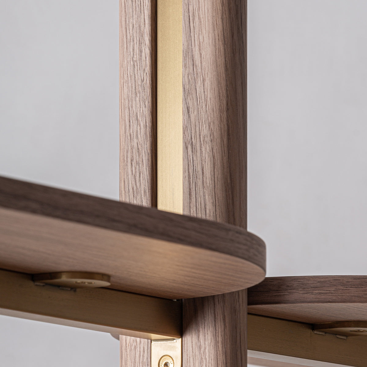 Estantería de nogal y hierro dorado Sotogrande
