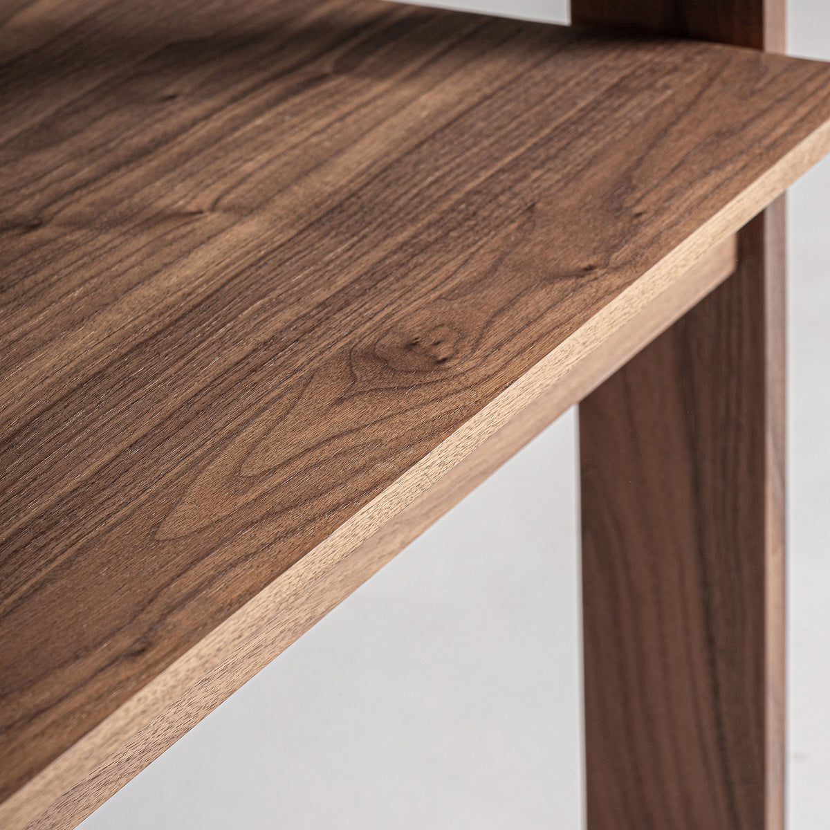 Librería de madera de olmo y nogal Gaviota