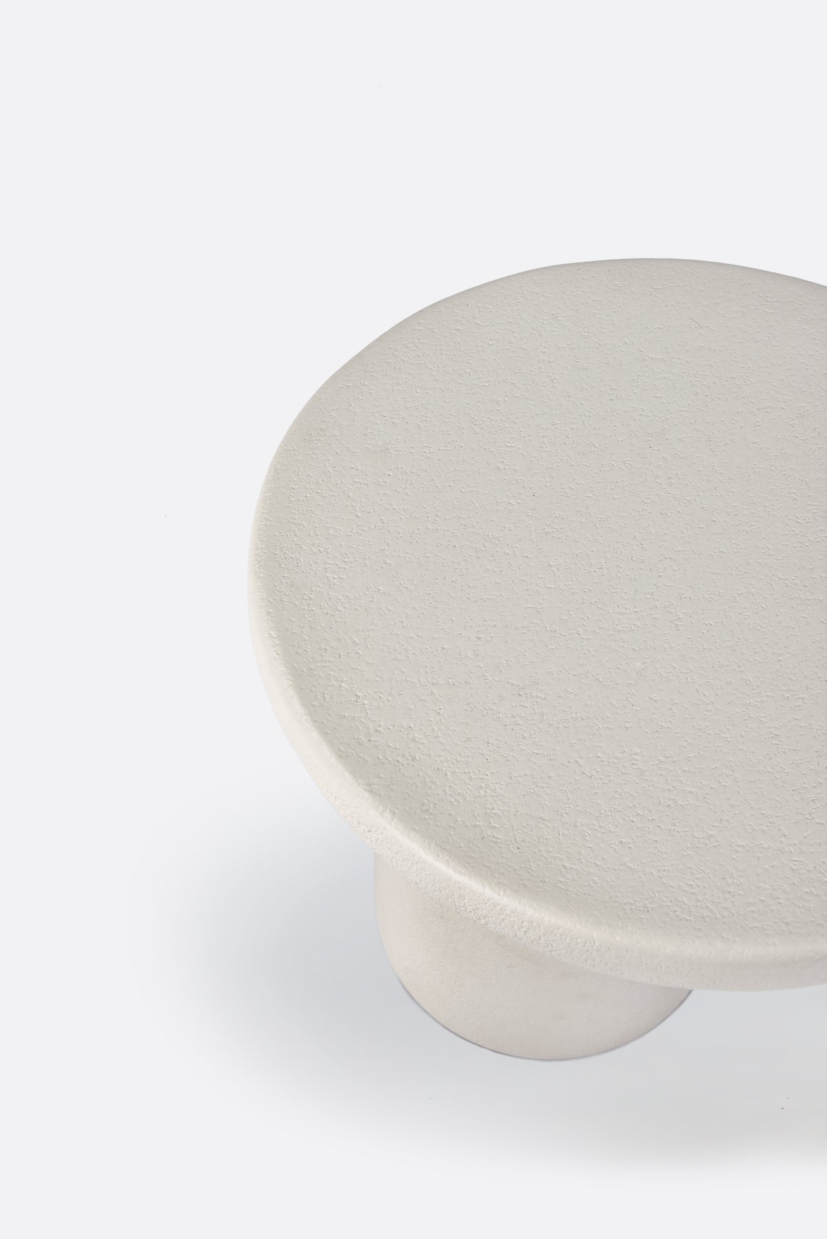 Mesa auxiliar de exterior de microcemento Lanjarón