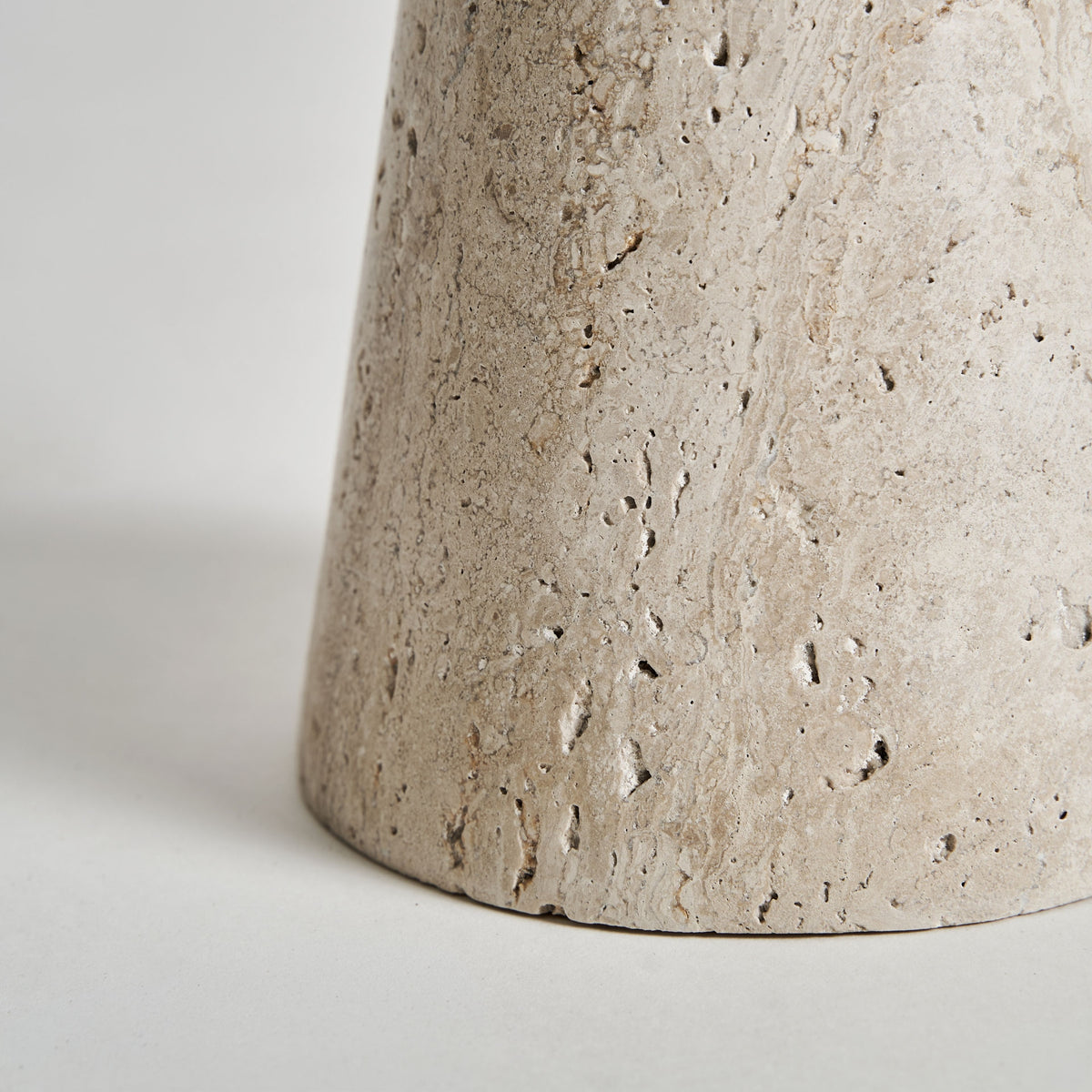 Mesa auxiliar de travertino crema Alhucemas