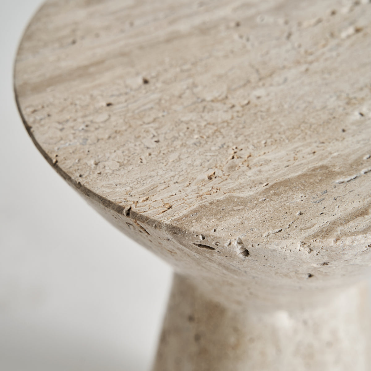 Mesa auxiliar de travertino crema Alhucemas