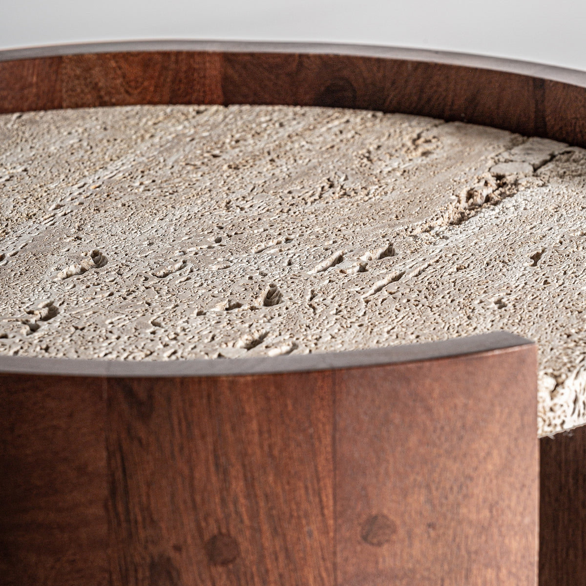 Mesa auxiliar de travertino y acacia Alhucema