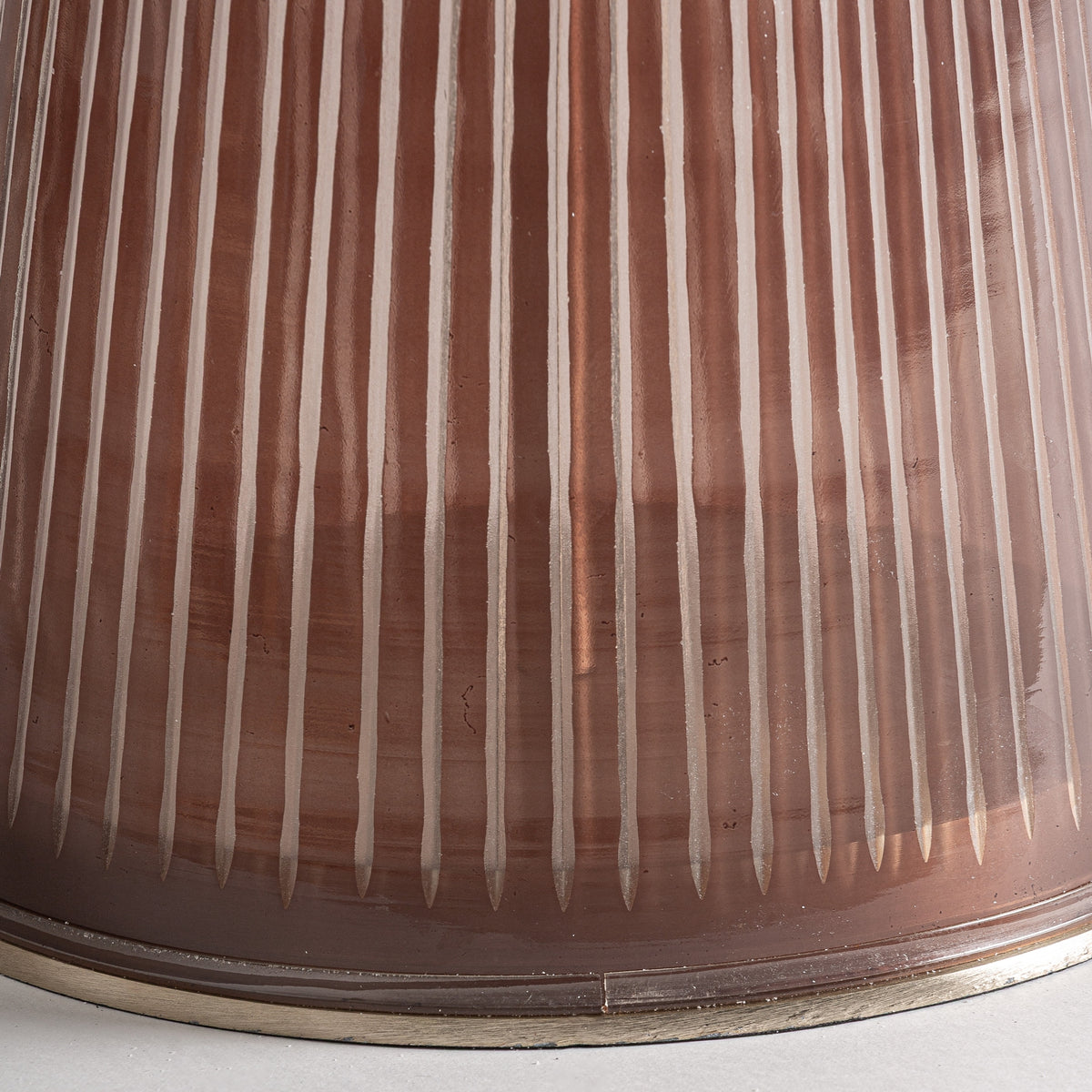 Mesa auxiliar de vidrio marrón y mármol Calascoves