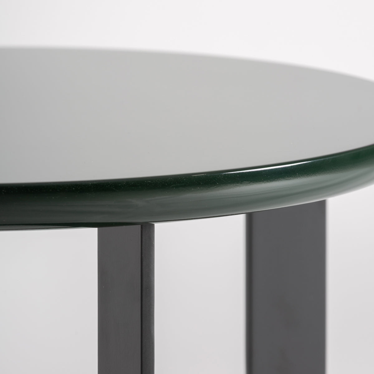 Mesa auxiliar lacada en verde Hiedra