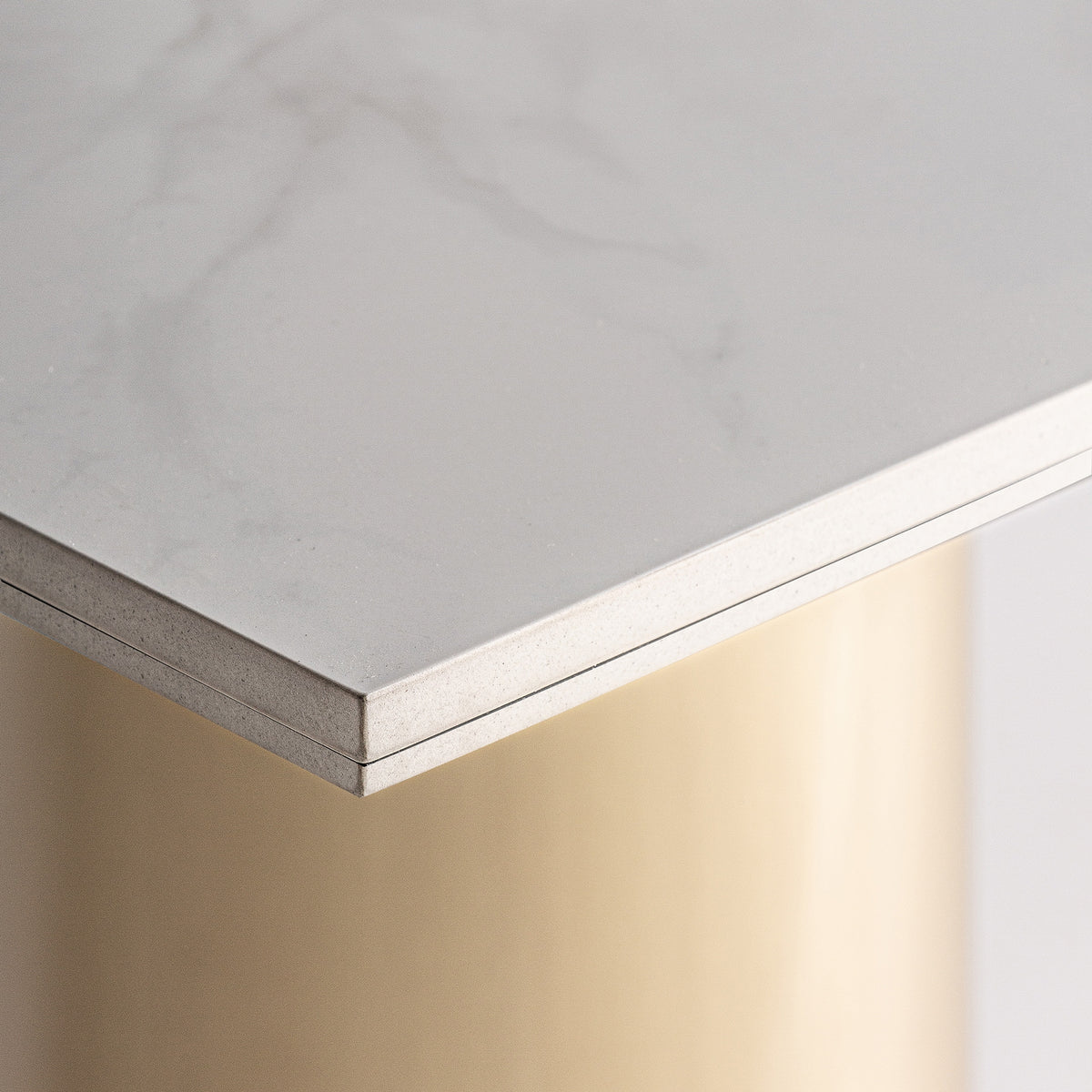 Mesa de bar de porcelánico y acero dorado Orán