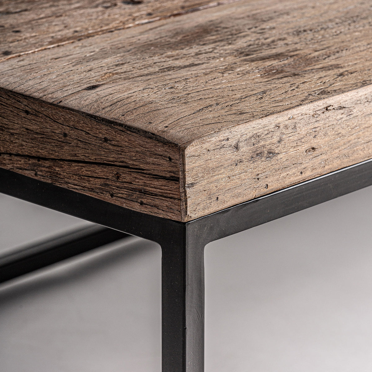 Mesa de centro de madera recuperada y hierro Leptis