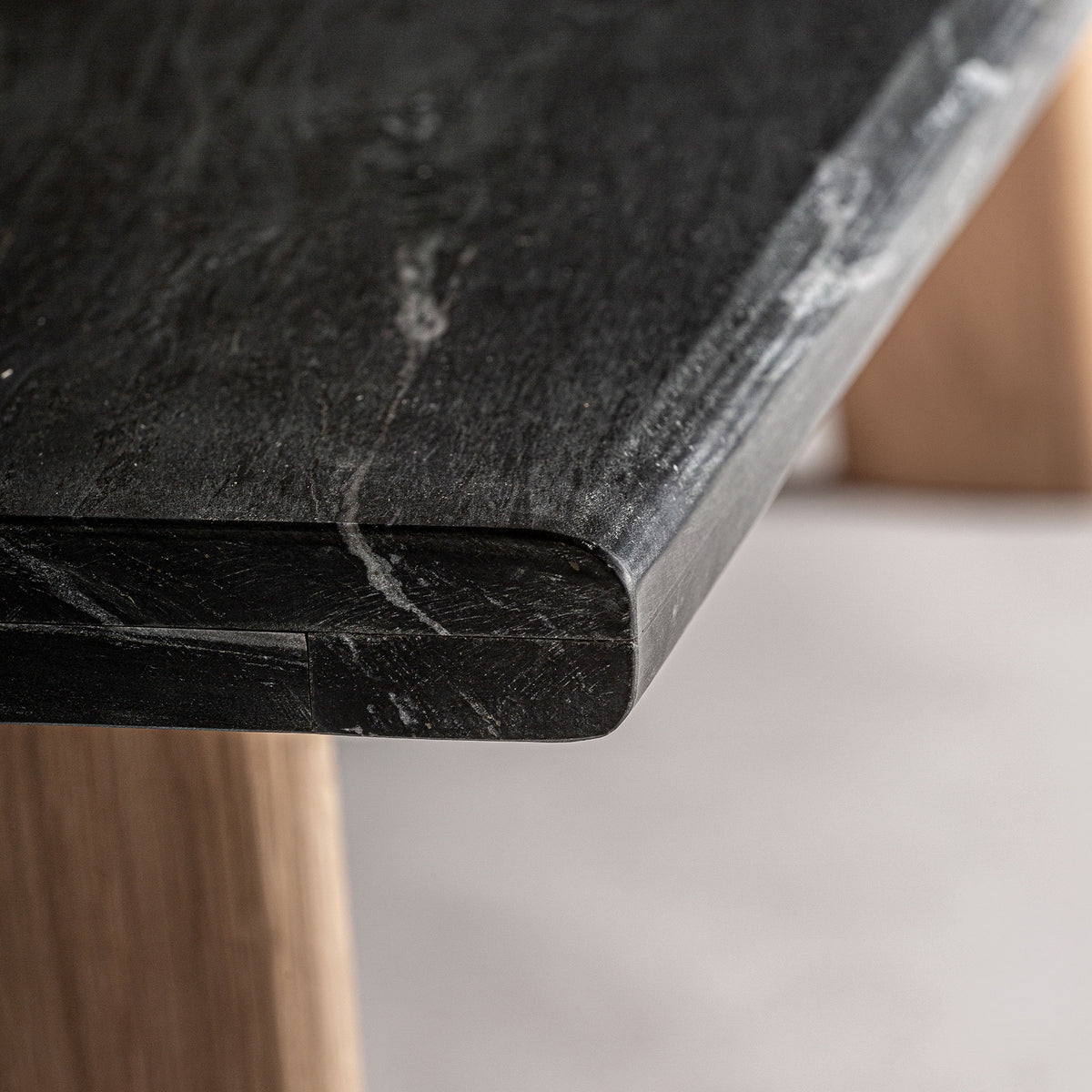 Mesa de centro de mármol negro y roble Restinga 160 x 70 cm