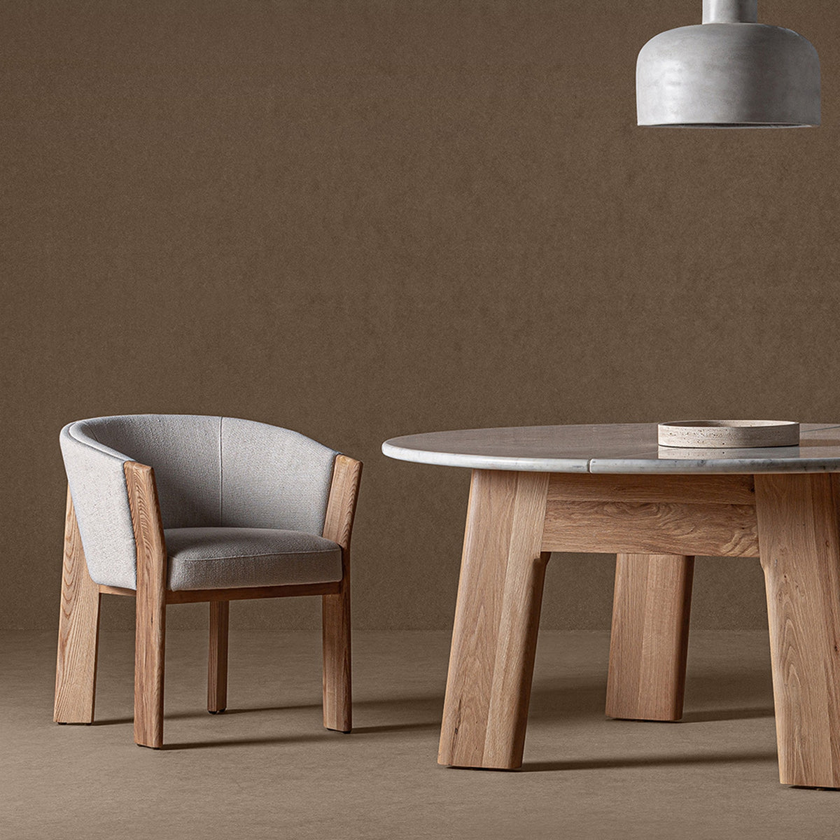 Mesa de comedor de mármol y roble Rodalquilar blanca