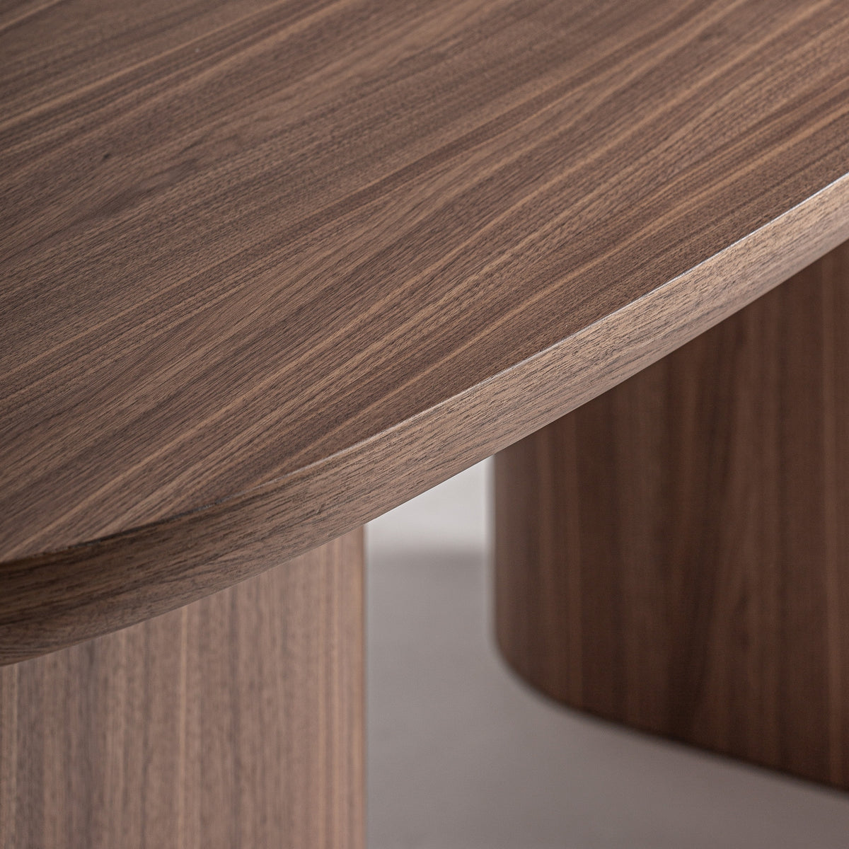 Mesa de comedor de nogal Soportújar
