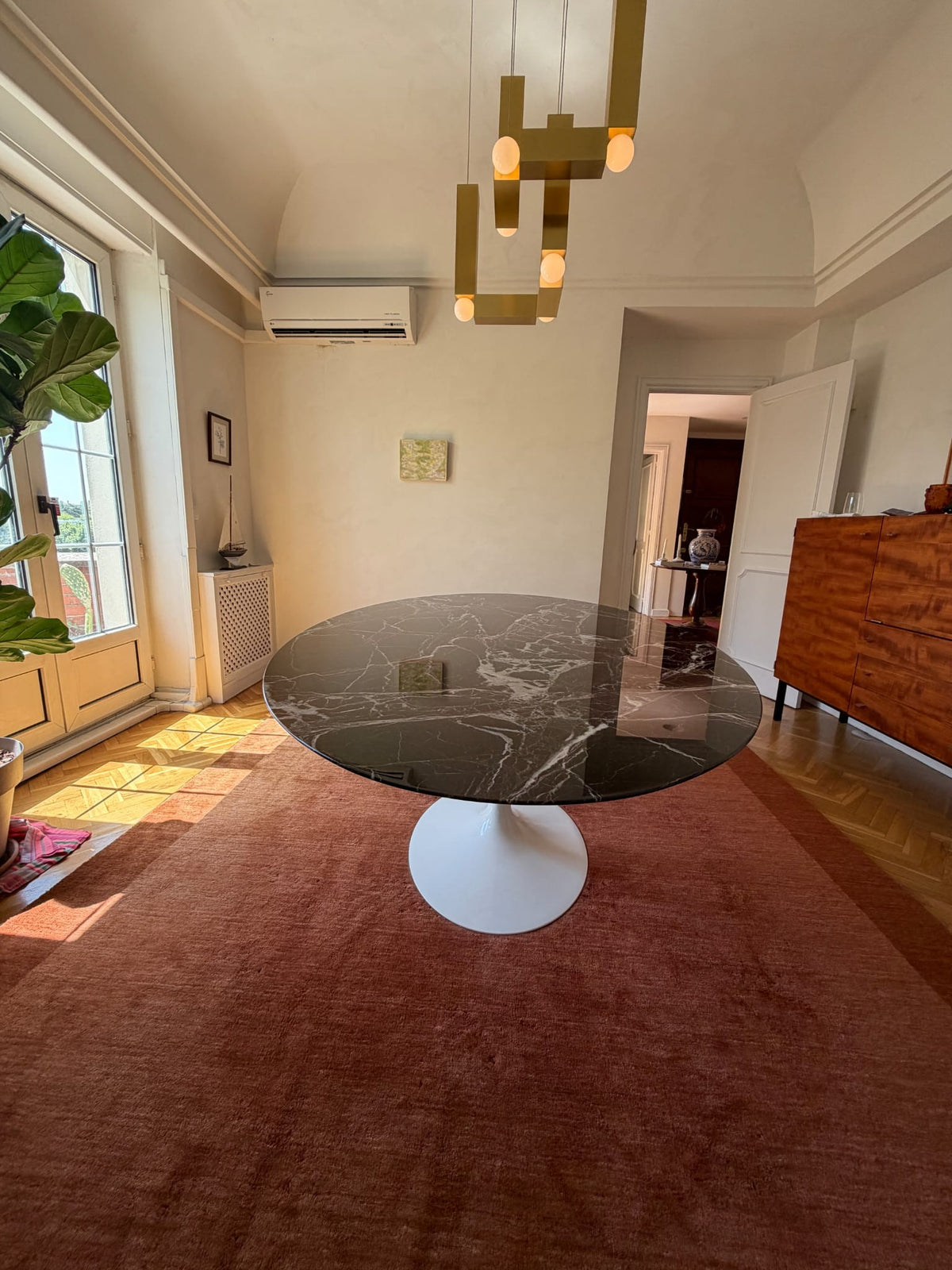 Mesa de comedor oval Saarinen de mármol Rosso Rubino - Knoll