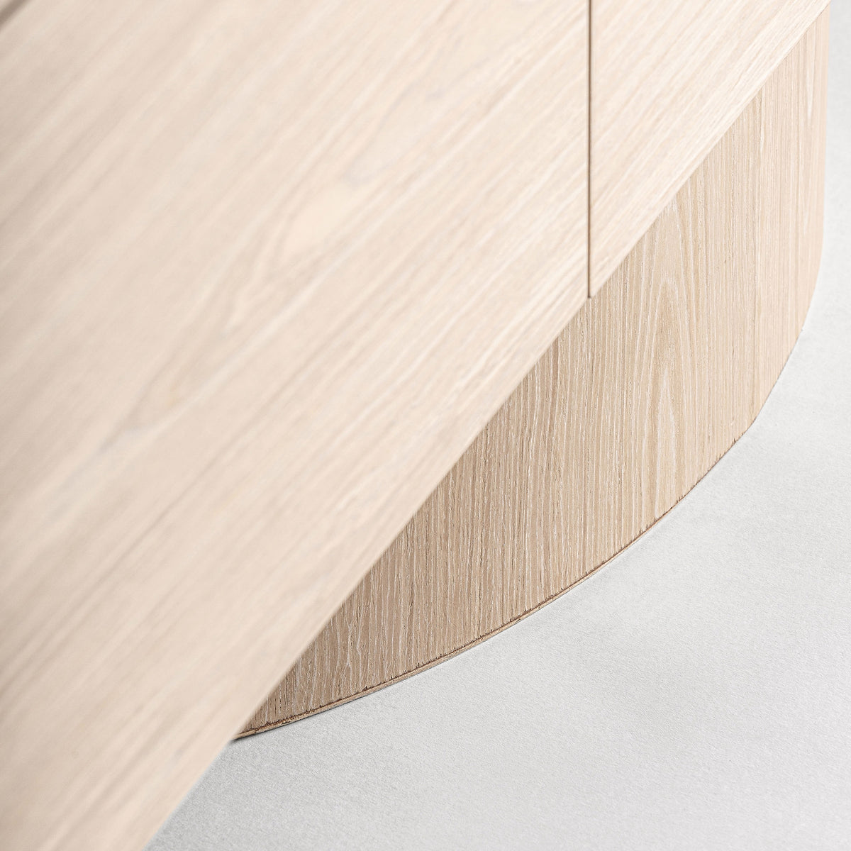 Mueble TV de roble color crema Guincho
