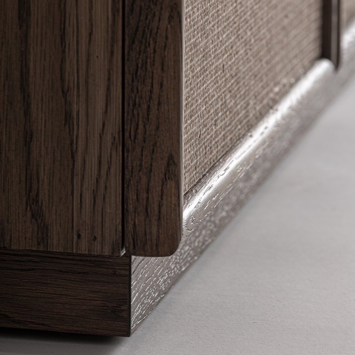 Mueble TV de roble color nogal y hierro dorado Canyamel