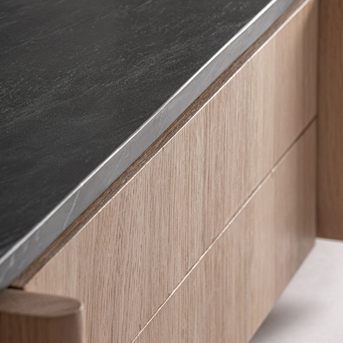 Mueble TV de roble y mármol negro Sines