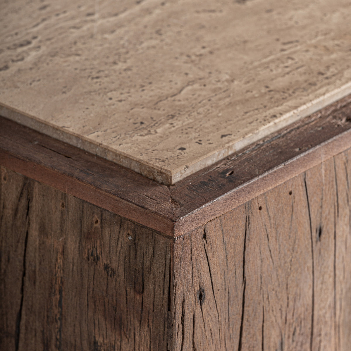 Peana de madera recuperada y travertino Xàtiva 71 cm