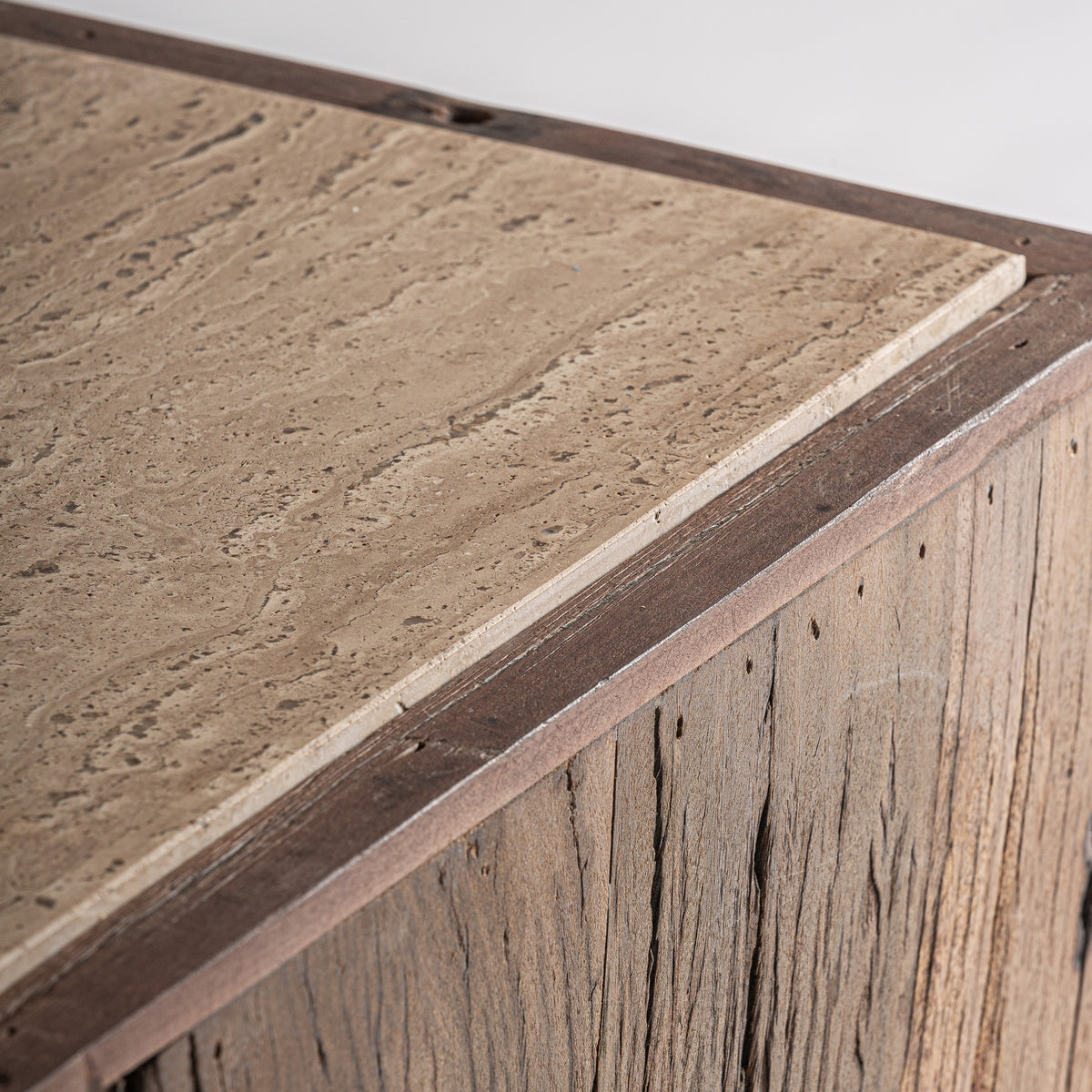 Peana de madera recuperada y travertino Xàtiva 71 cm