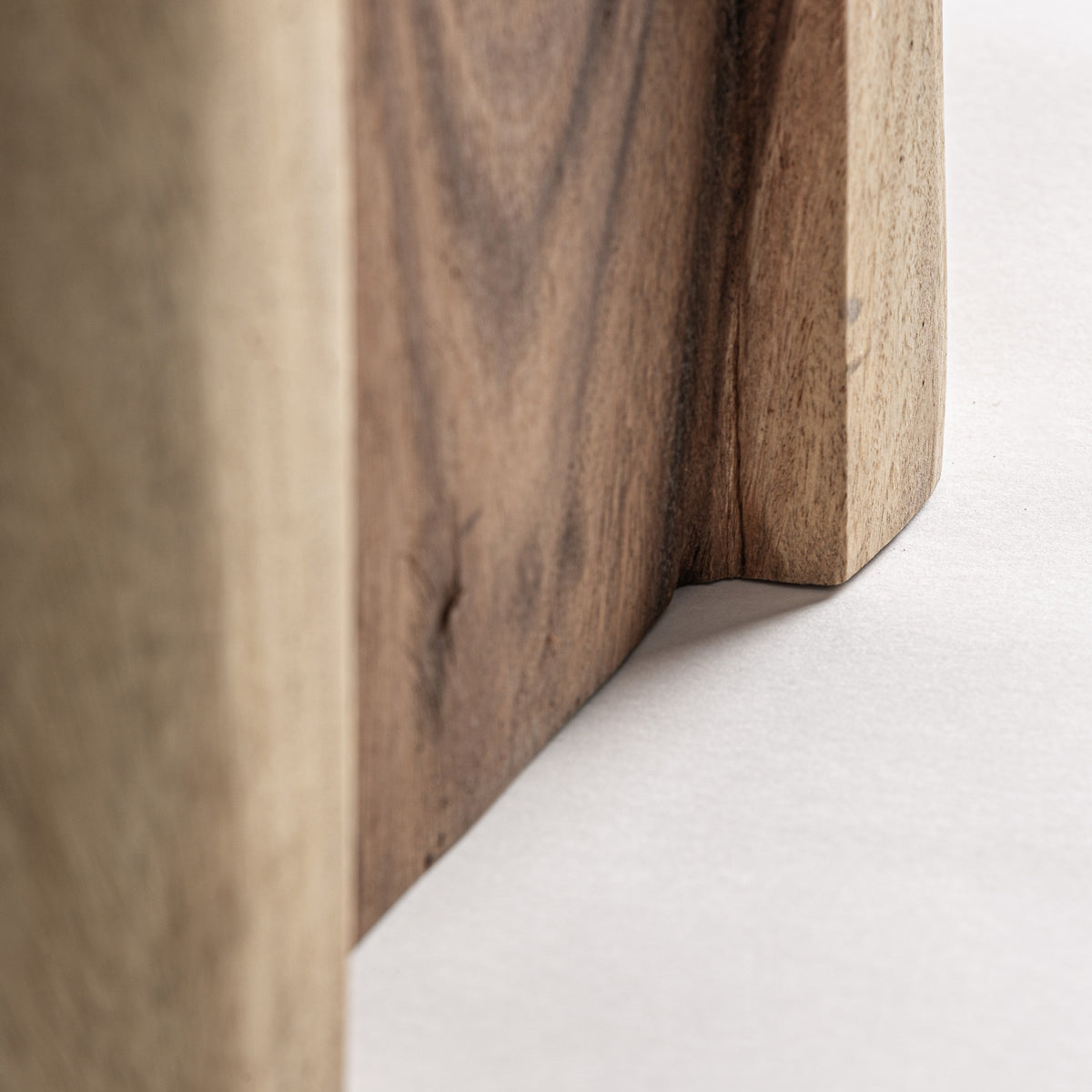 Silla baja de madera de suar Guardamar