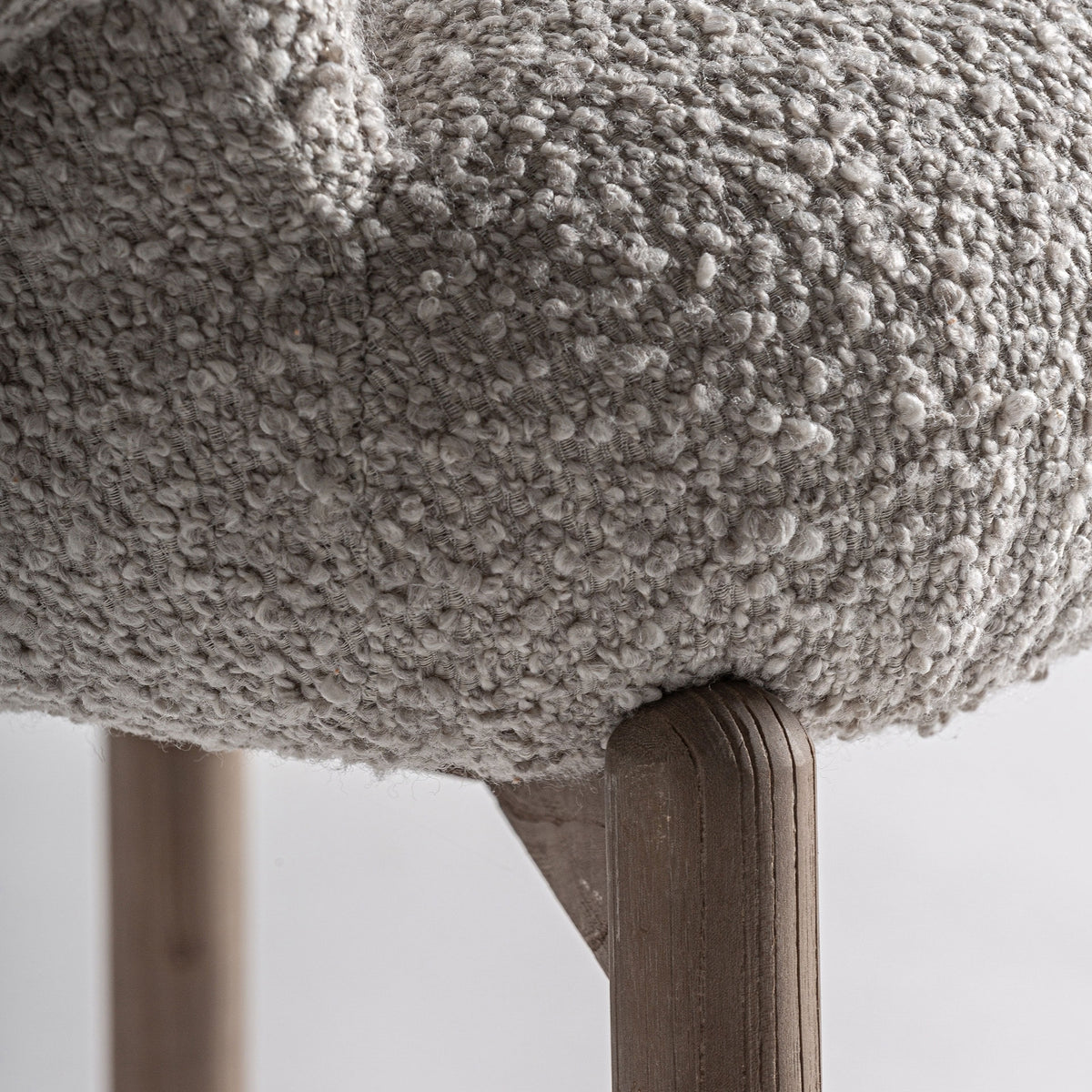 Silla baja de olmo y tapizado beige Alcossebre
