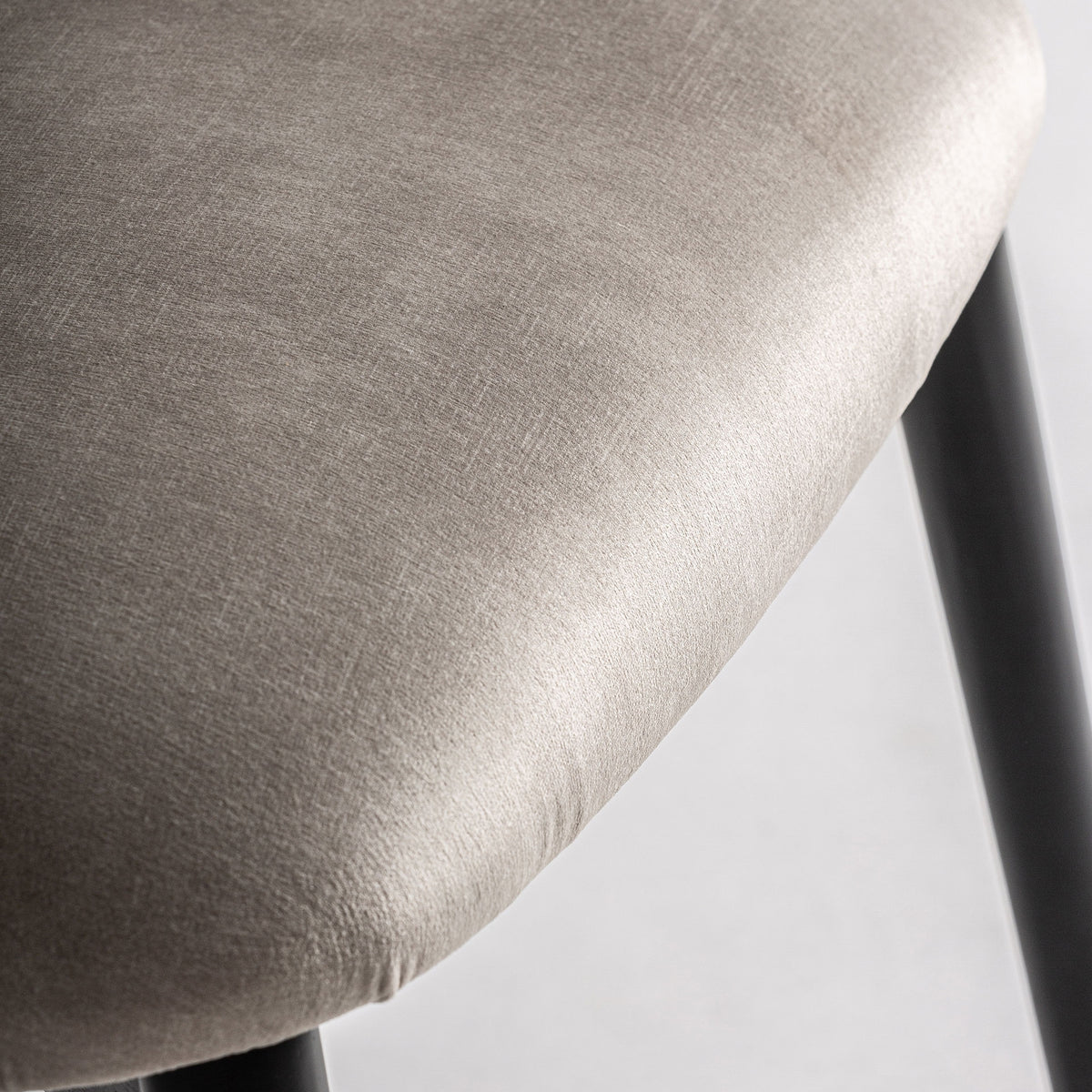 Silla de arce negro y tapizado beige Forcall