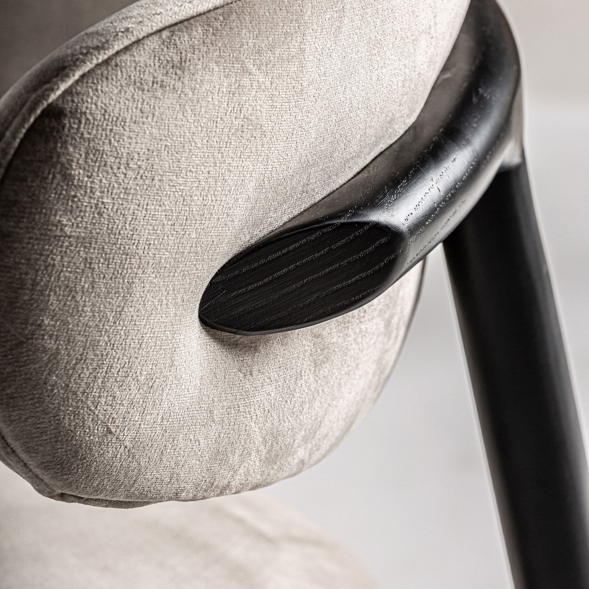 Silla de arce negro y tapizado beige Forcall