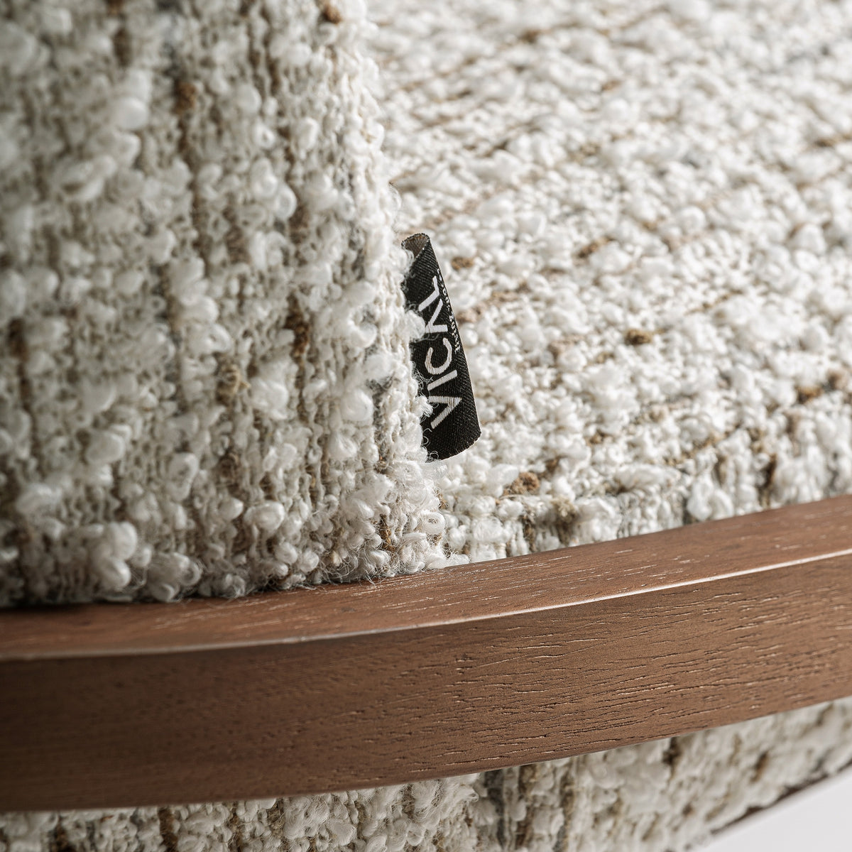 Silla de caucho tapizada en beige Catí