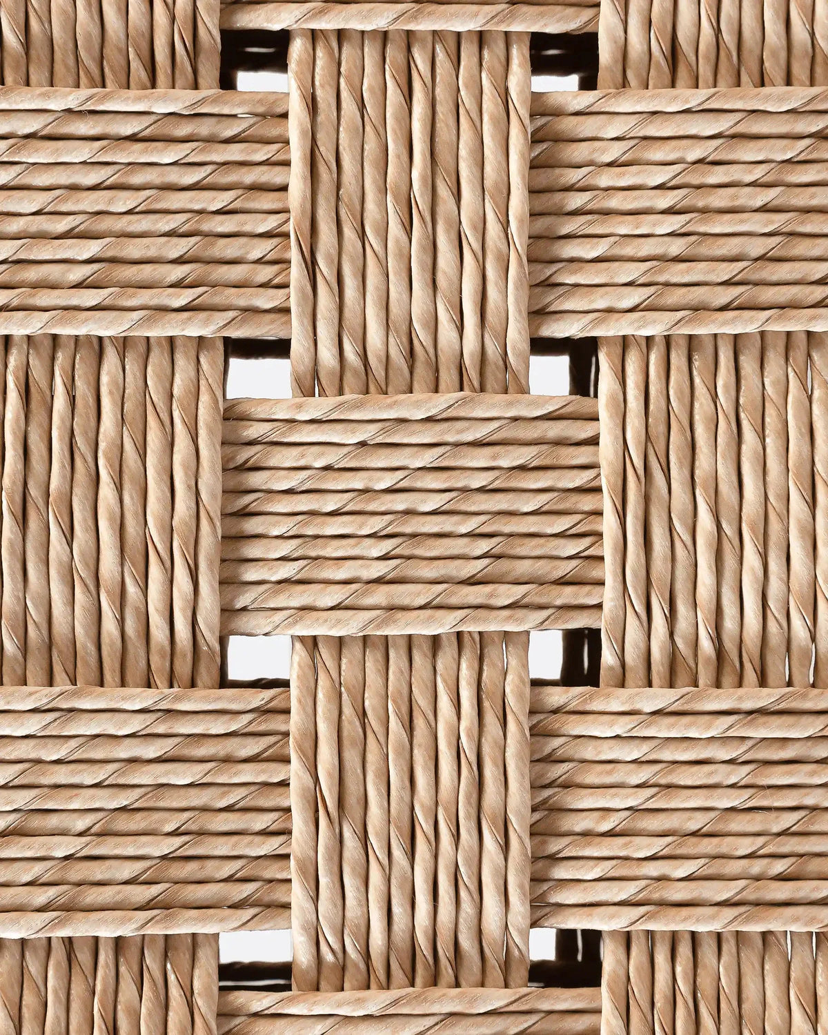 Silla de exterior con reposabrazos de teca y cuerda sintética Cora