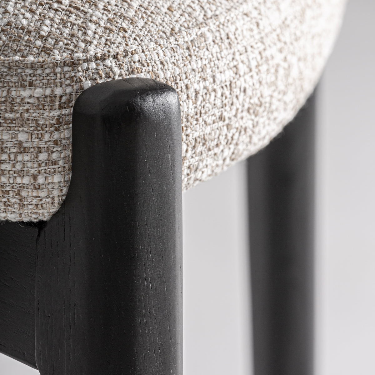 Silla de fresno negro y tapizado beige Quatretonda