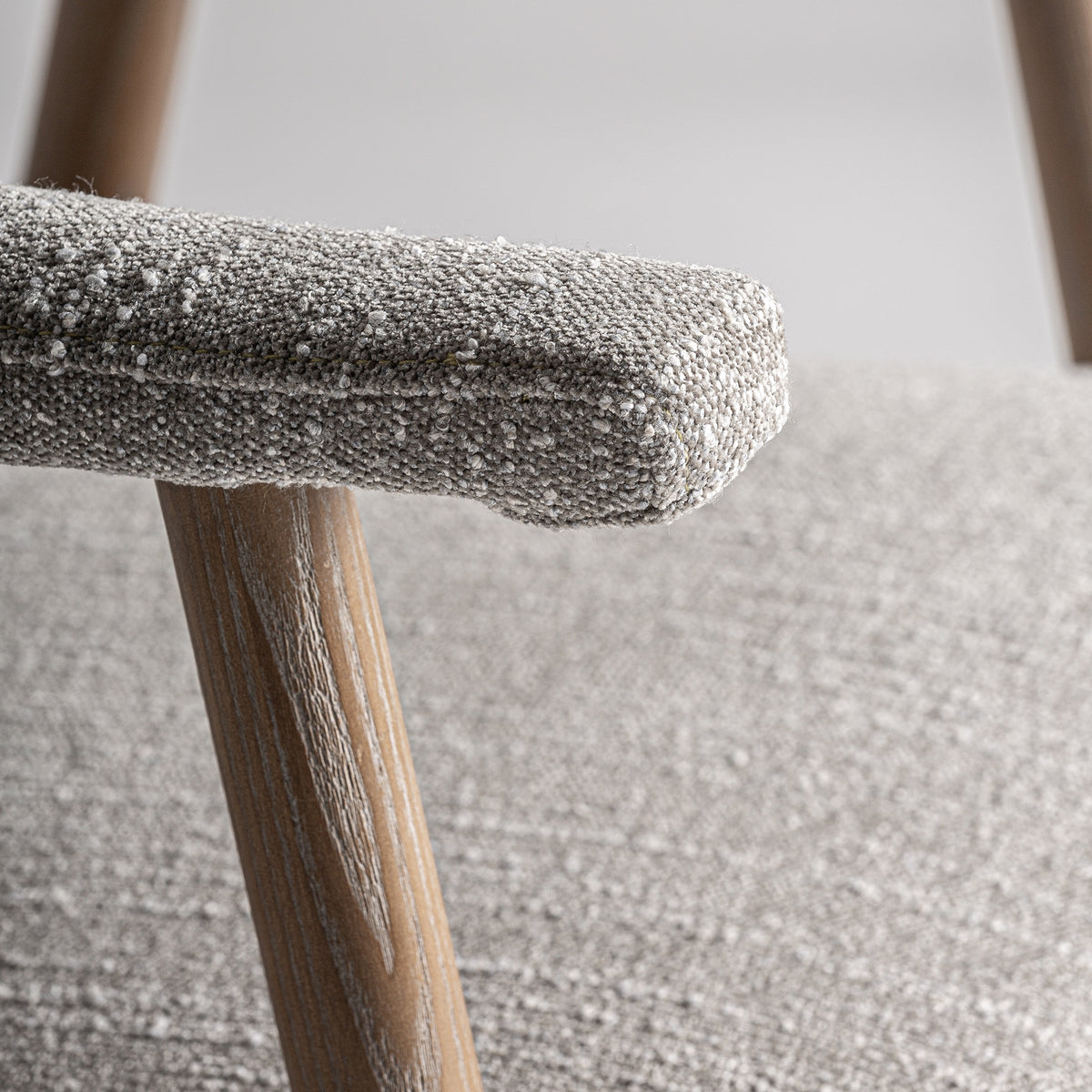 Silla de fresno tapizada en gris Culla