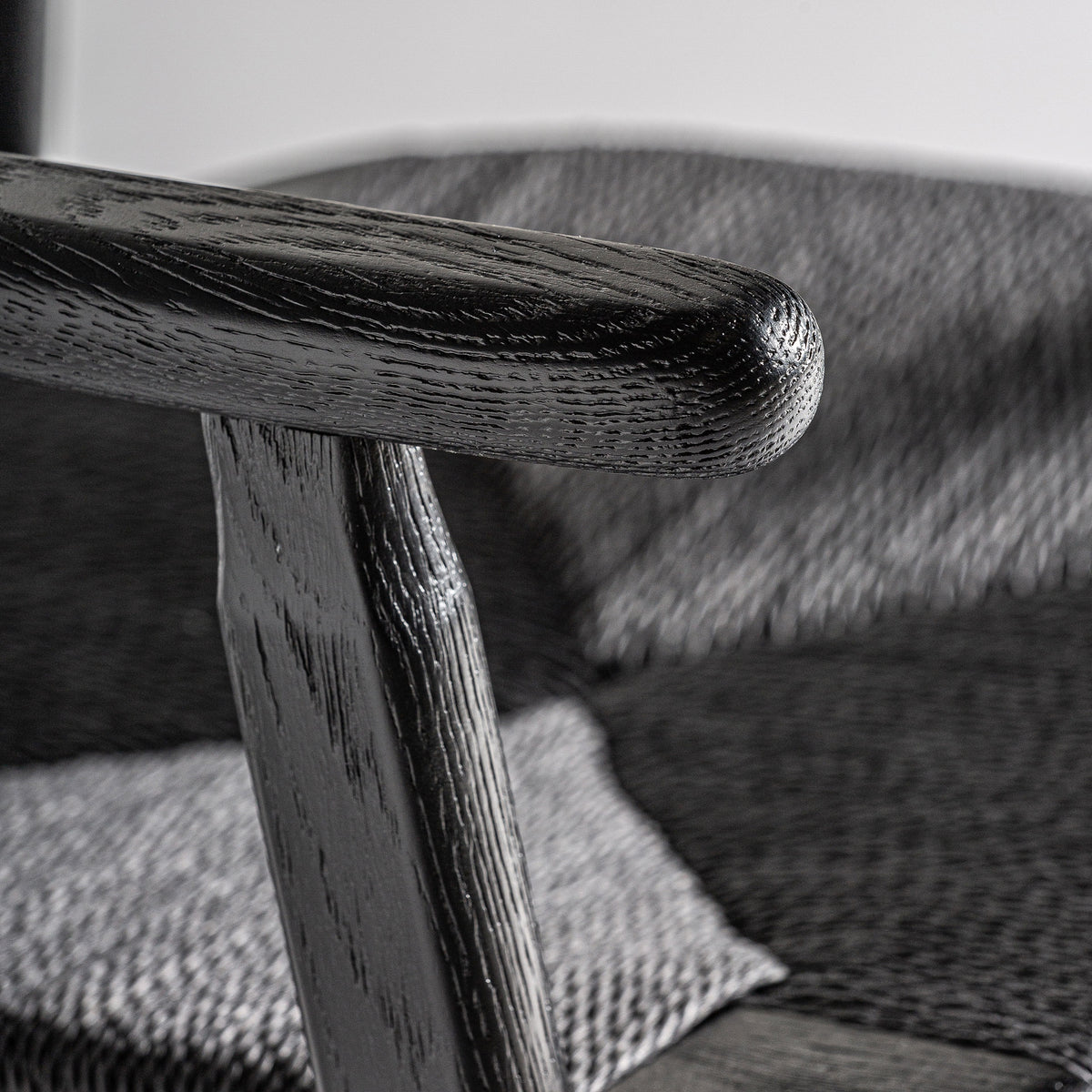 Silla de roble negro y fibra natural Bolbaite