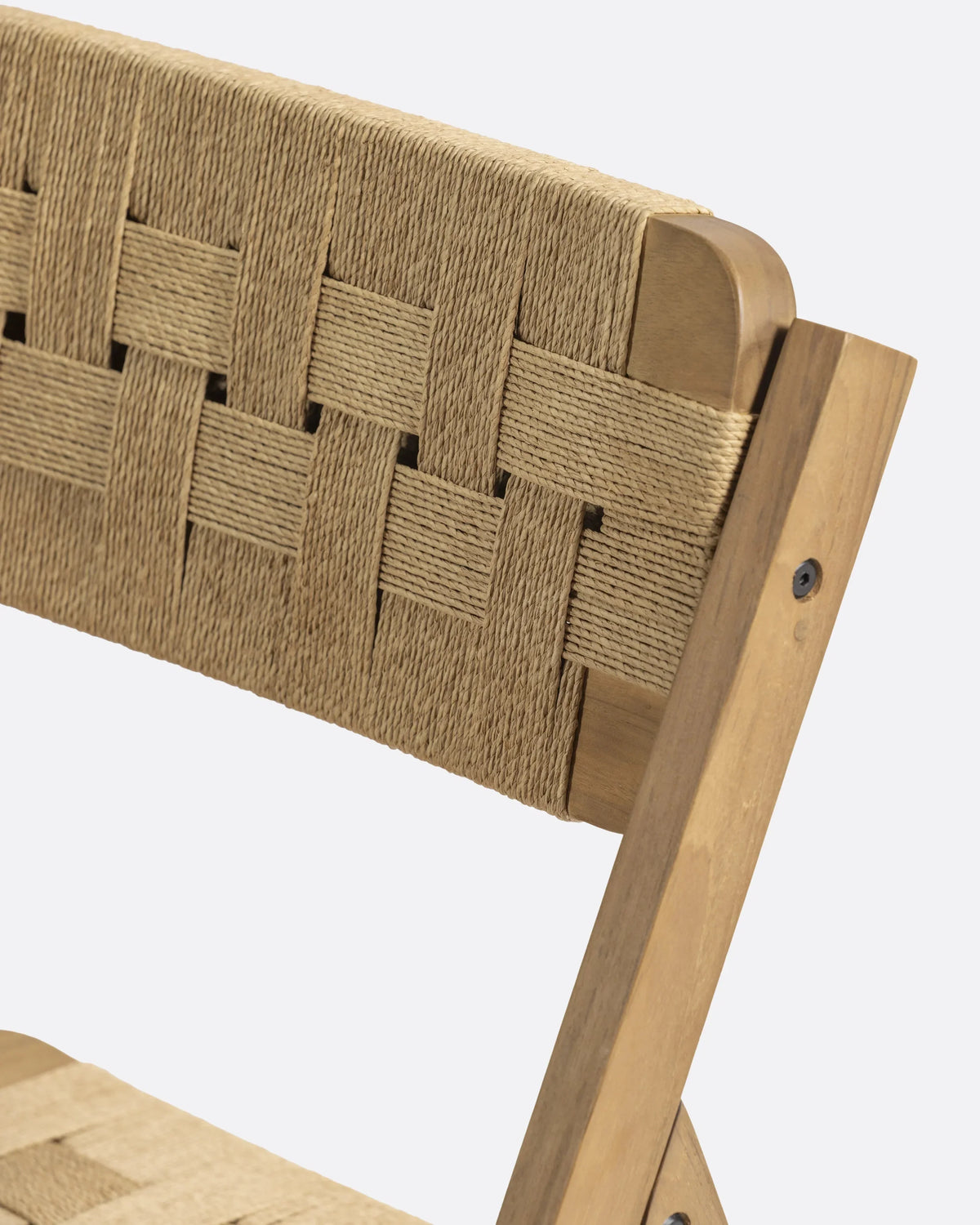 Silla plegable de teca y cuerda de papel Cora