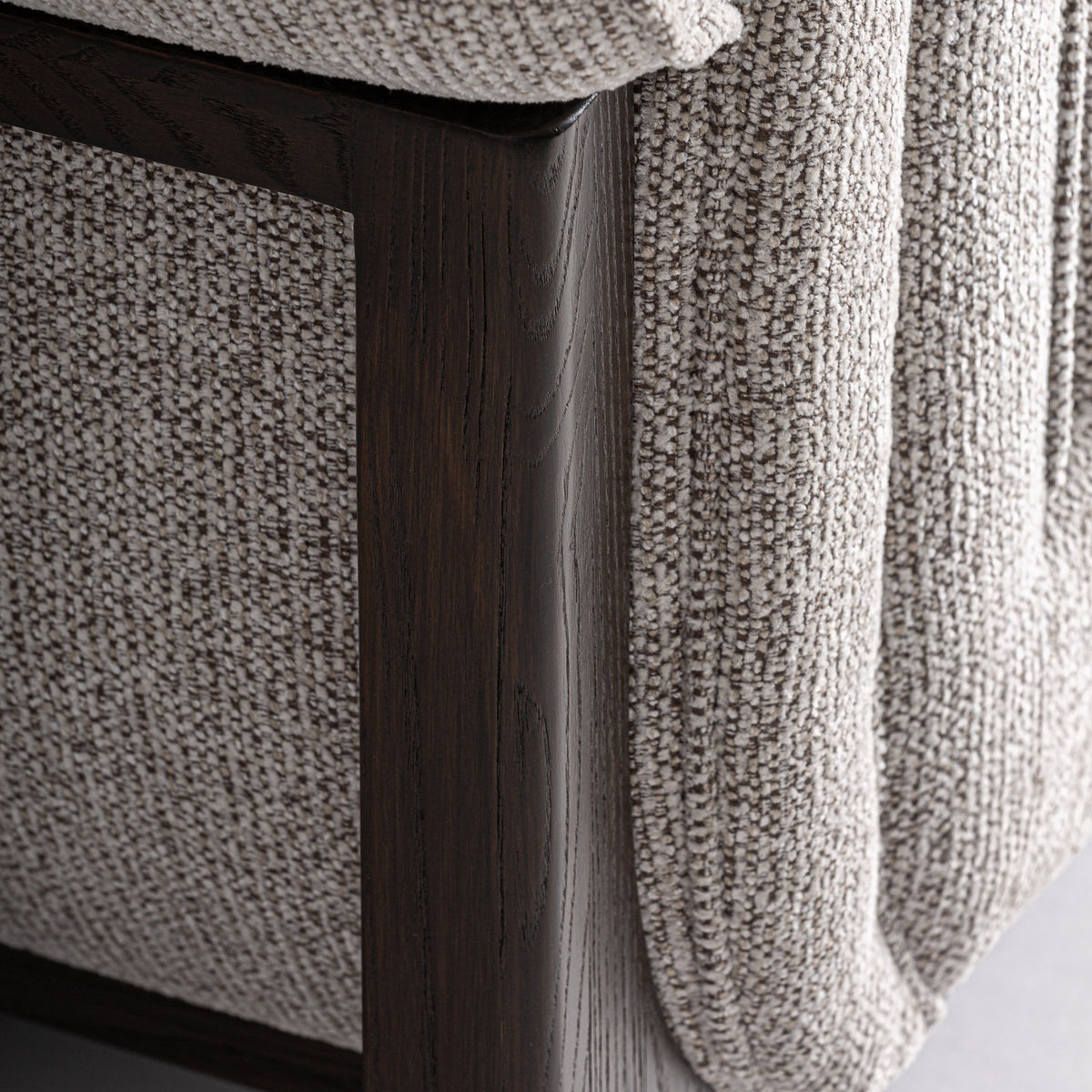Sillón amplio de fresno tapizado gris La Mola