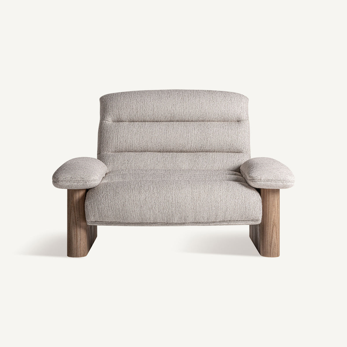 Sillón amplio de olmo tapizado beige Es Caló
