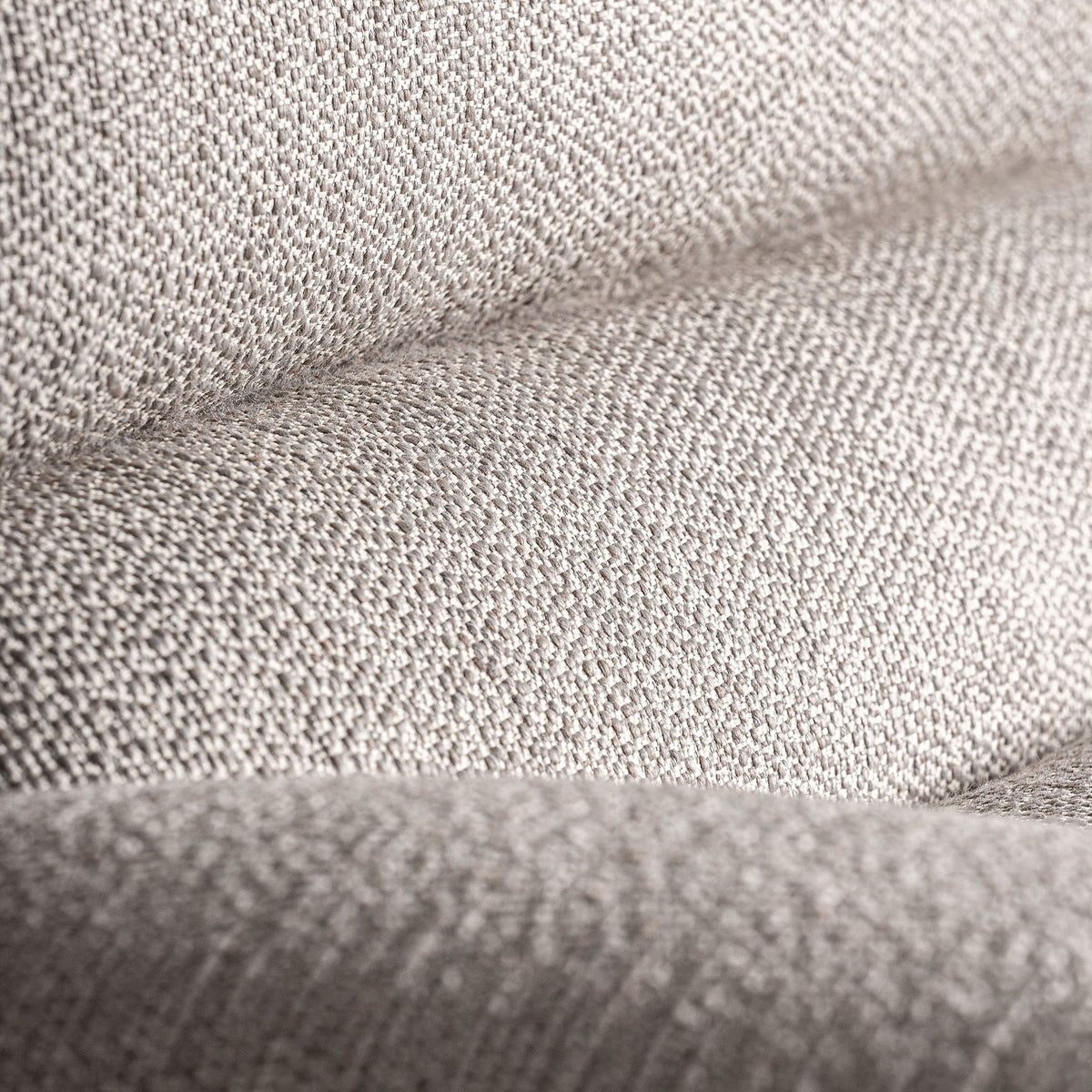Sillón amplio de olmo tapizado beige Es Caló