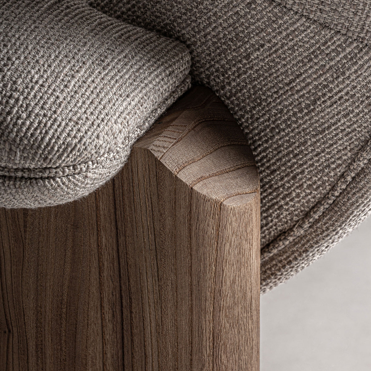 Sillón amplio de olmo tapizado beige Es Caló