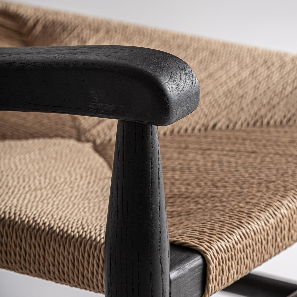 Sillón de caucho negro y cuerda Cala Mastella