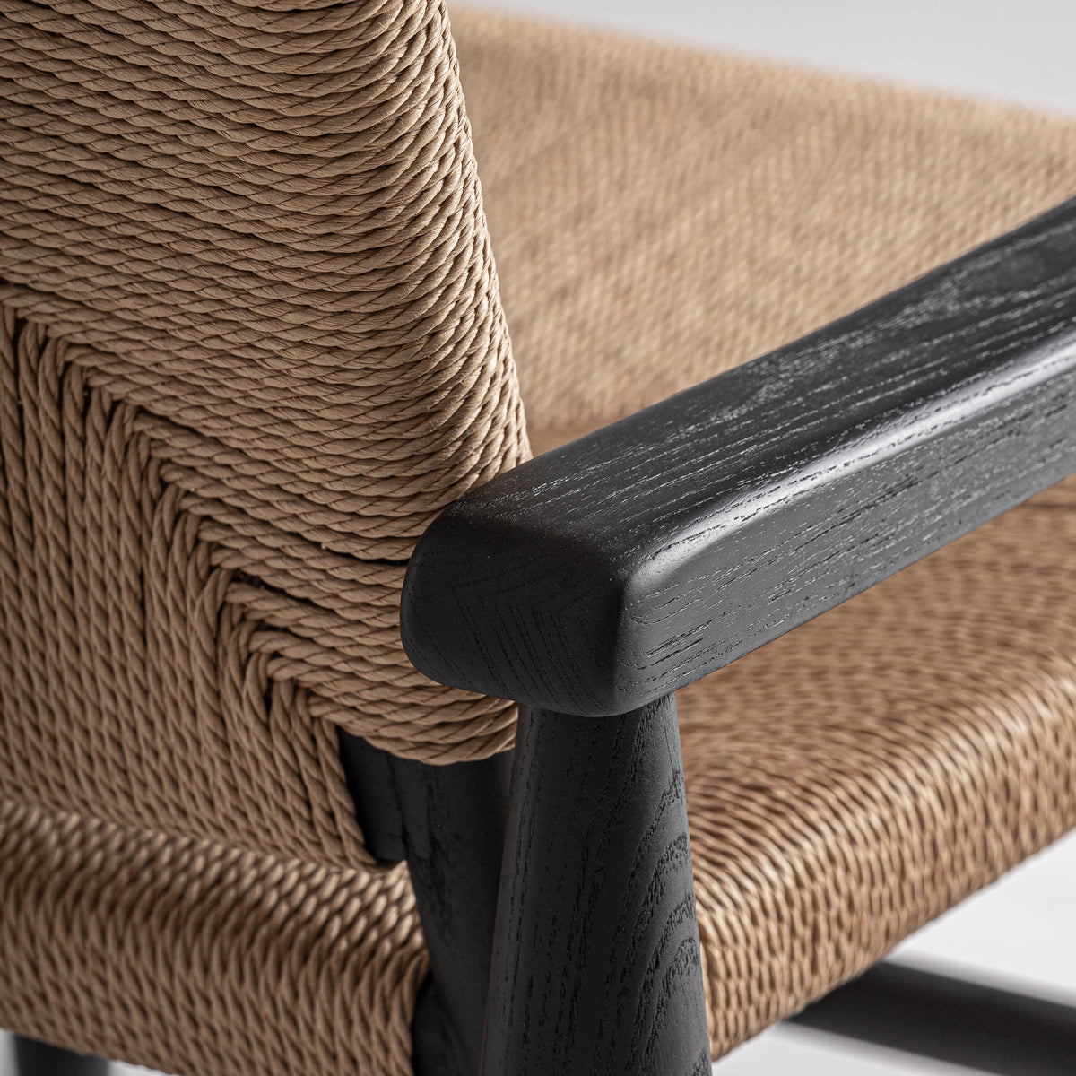 Sillón de caucho negro y cuerda Cala Mastella