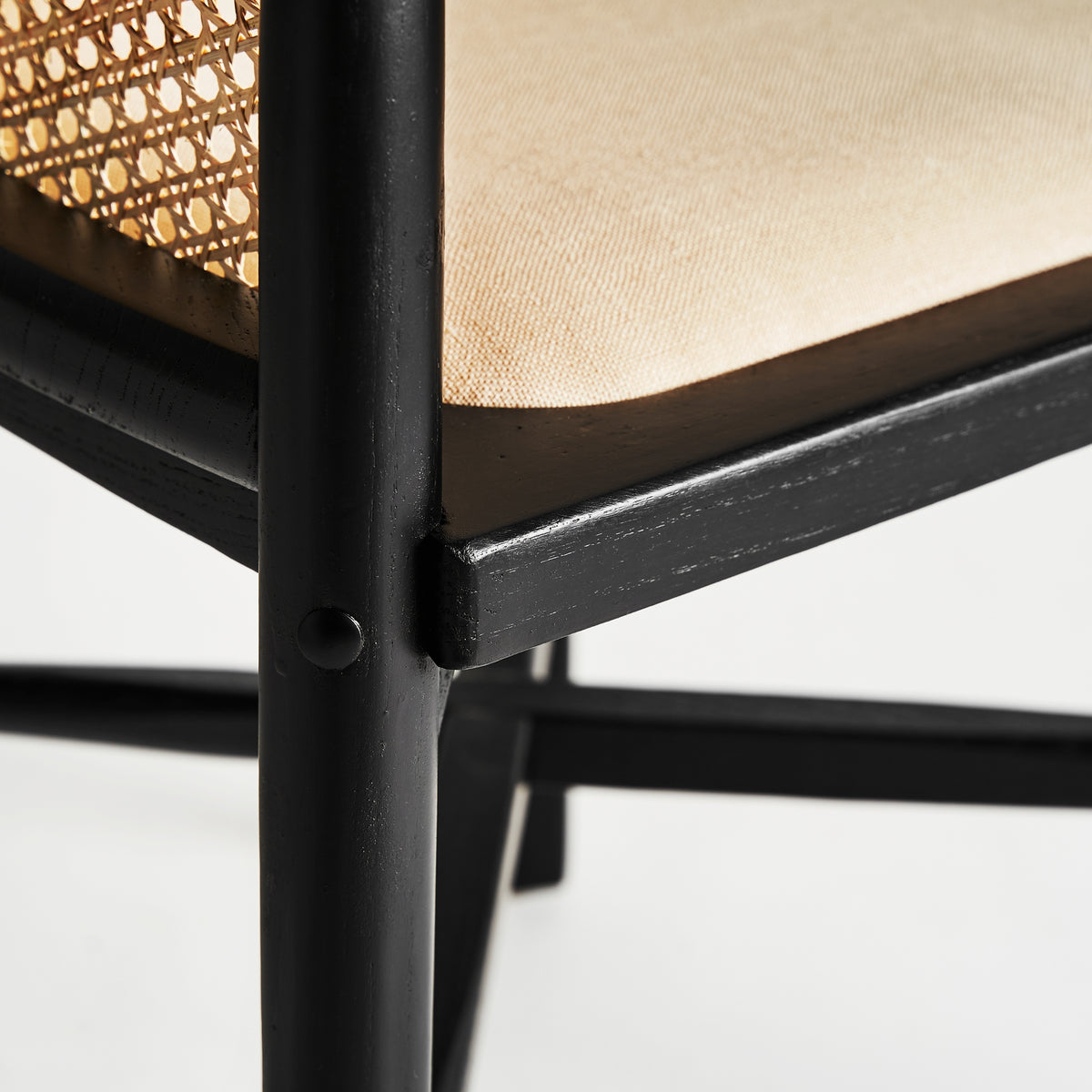 Sillón de comedor de abedul negro y lino Cala Olivera